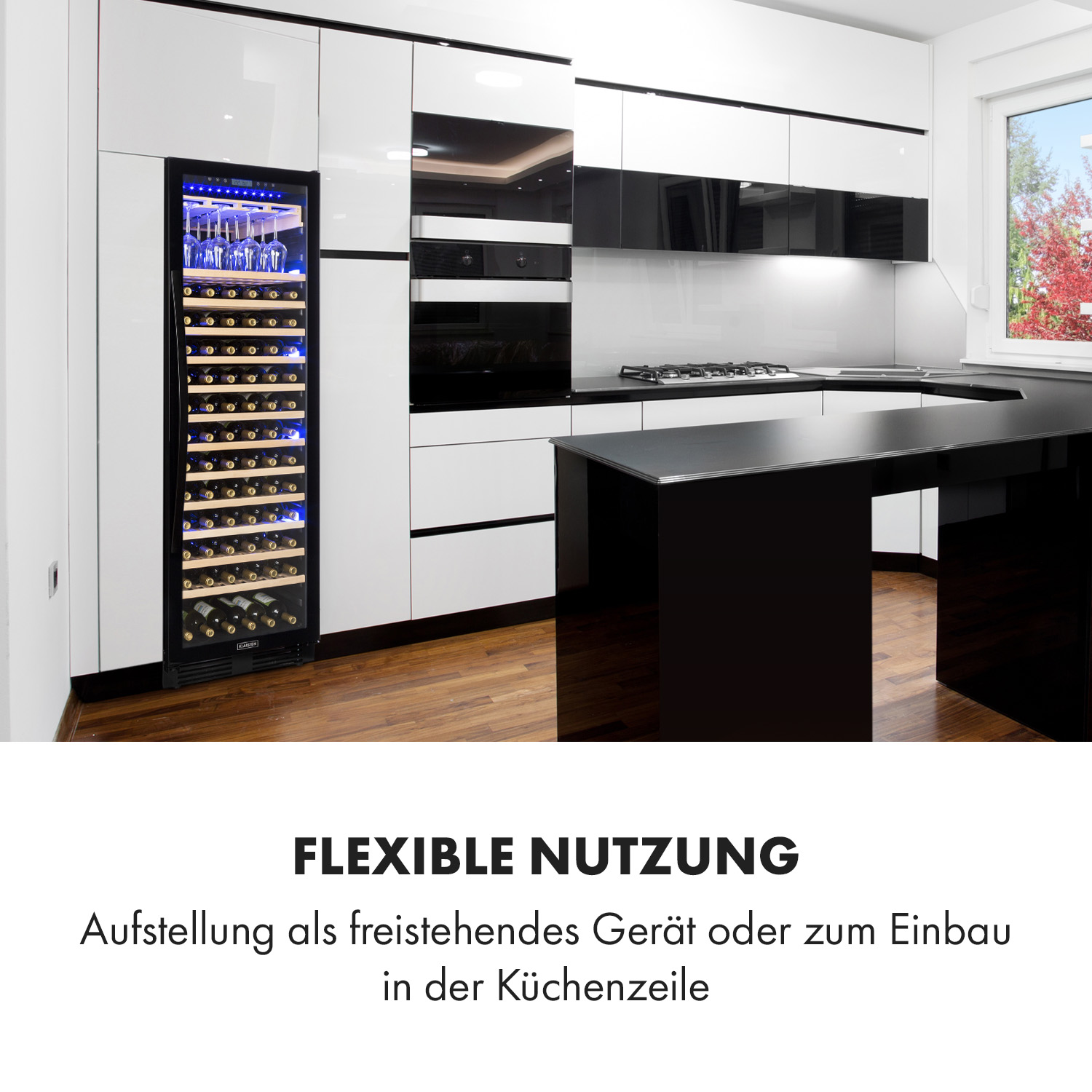 Eine moderne Küche mit schwarzer Arbeitsplatte und Weinkühler mit Flaschen.