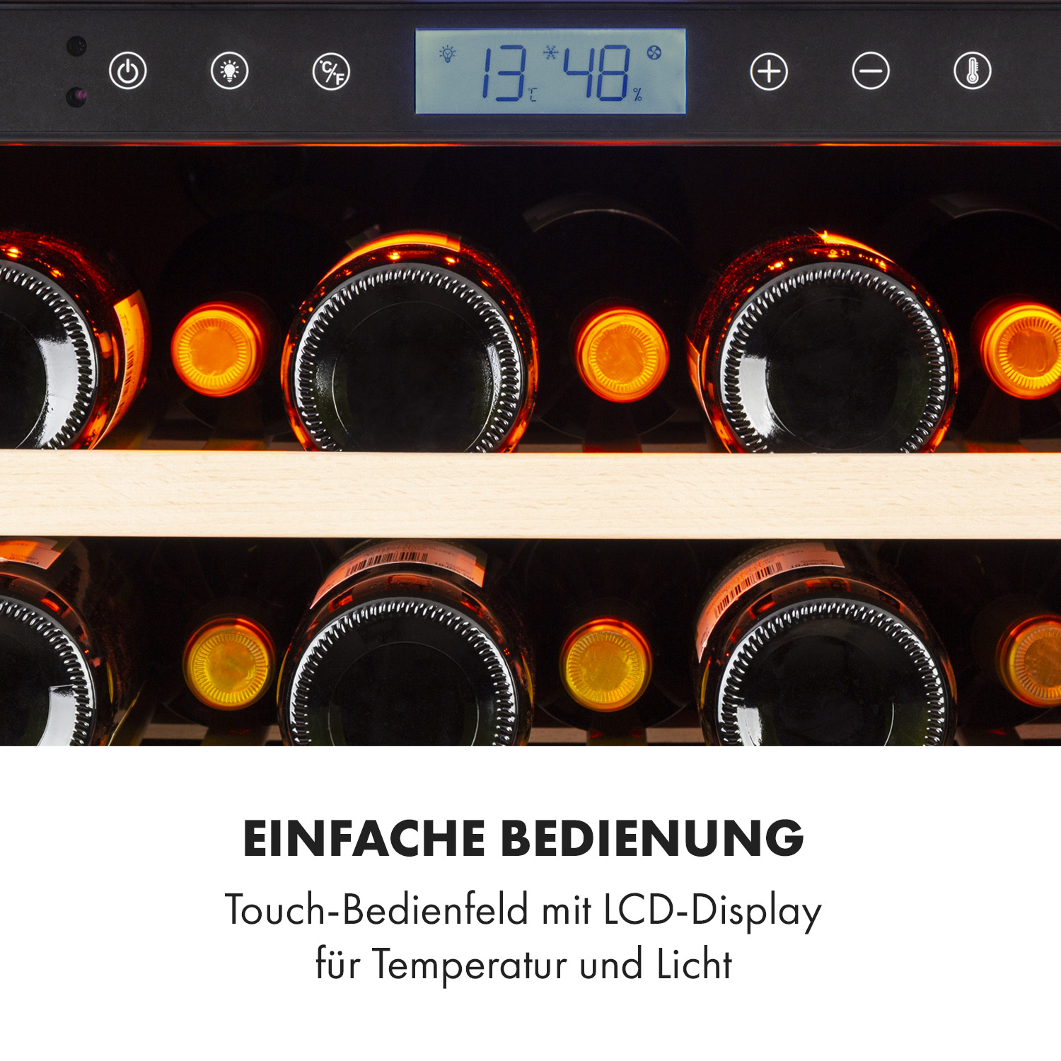 Innenraum eines Weinkühlers mit Flaschen, beleuchtet von orangenem Licht, schwarze Regale.