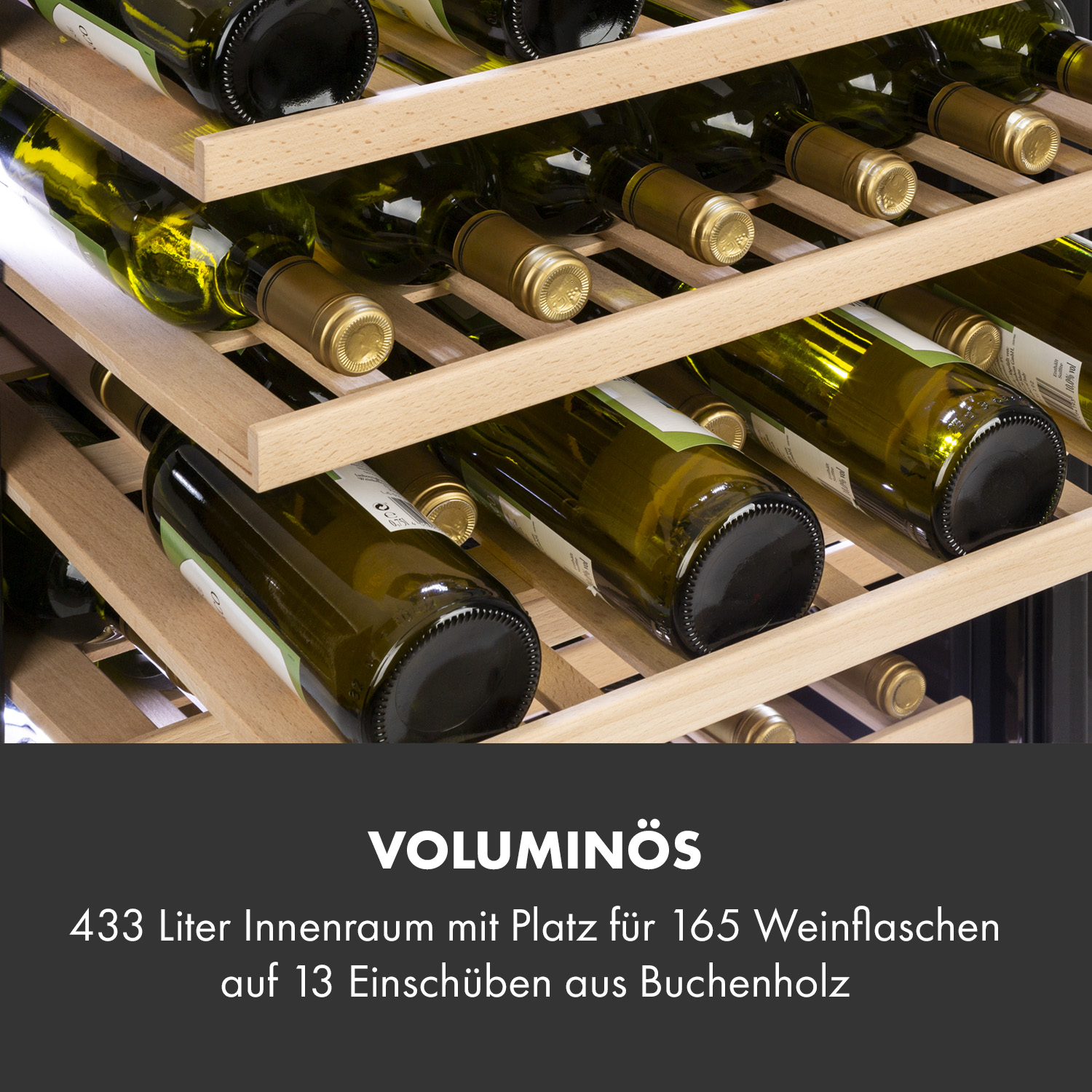 Weinkühlschrank-Innenraum mit Weinflaschen auf Holzregalen. Text zeigt Kapazität und Regalmaterial an.