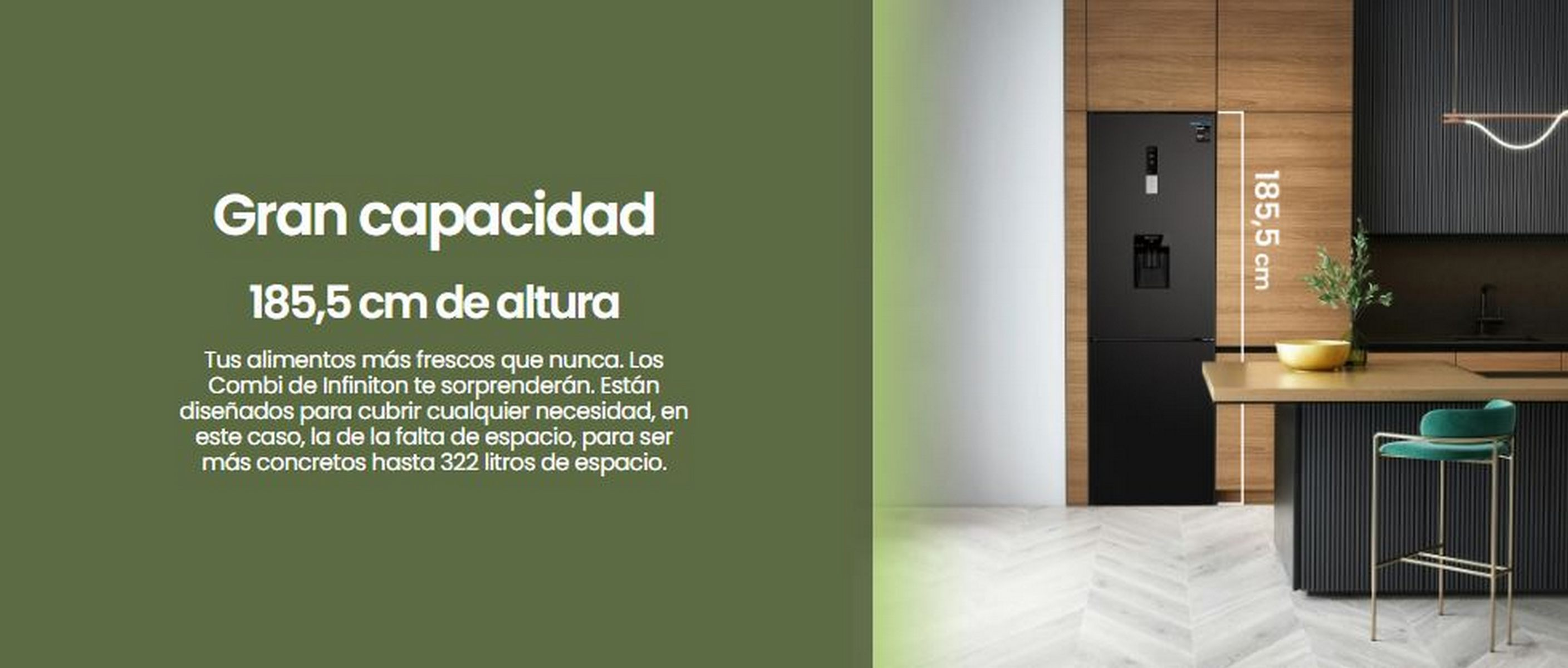 Cocina moderna con nevera negra, pared verde y encimera de madera. Texto en español.