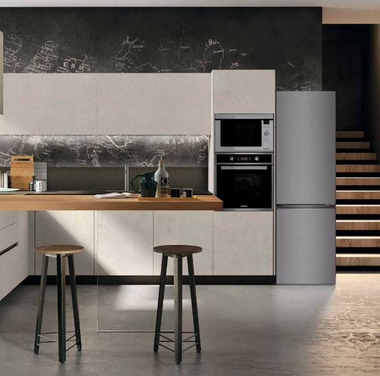 Cocina moderna con frigorífico, horno y dos taburetes.