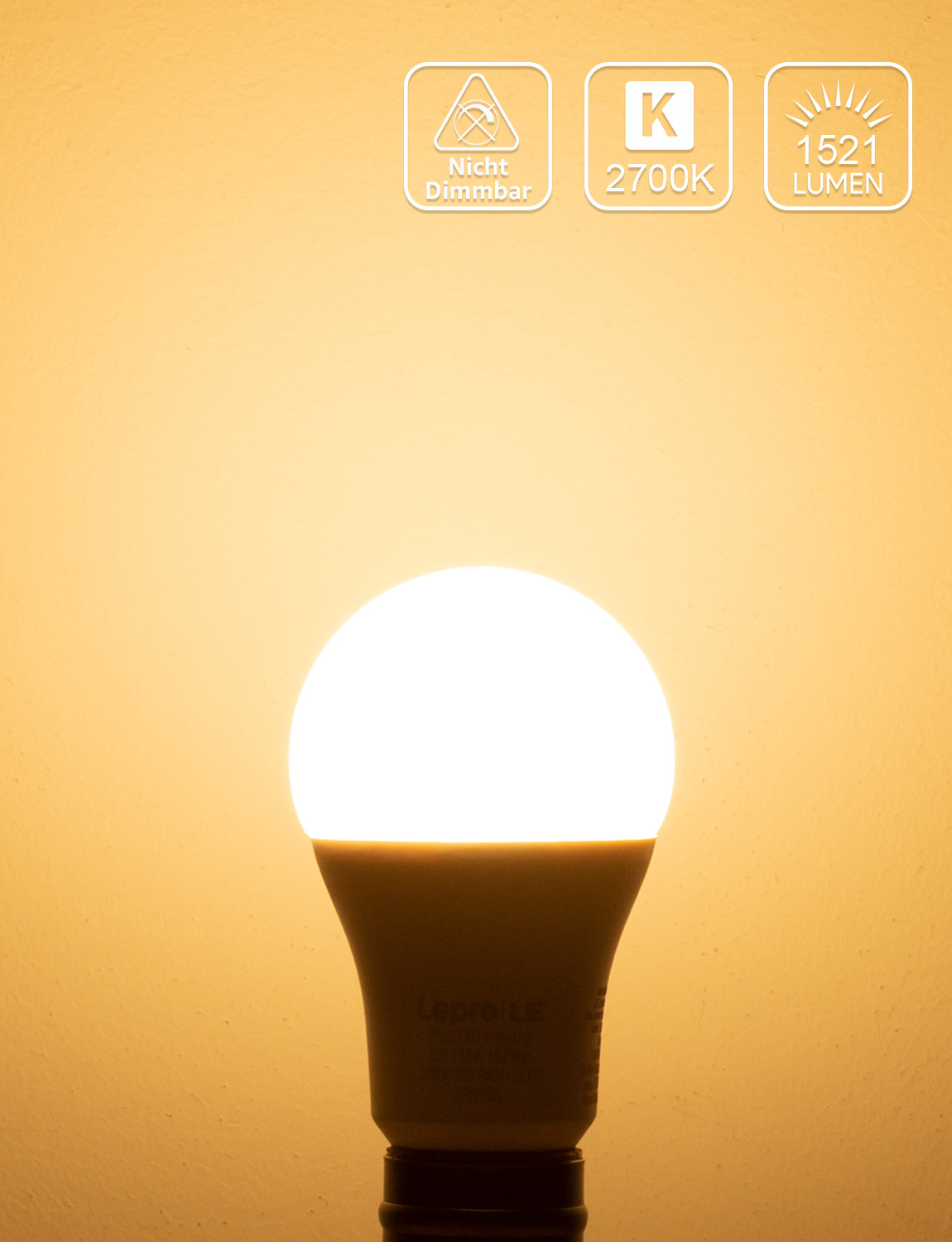 Eine Glühbirne mit warmgelbem Leuchten. Es ist eine LED-Birne.