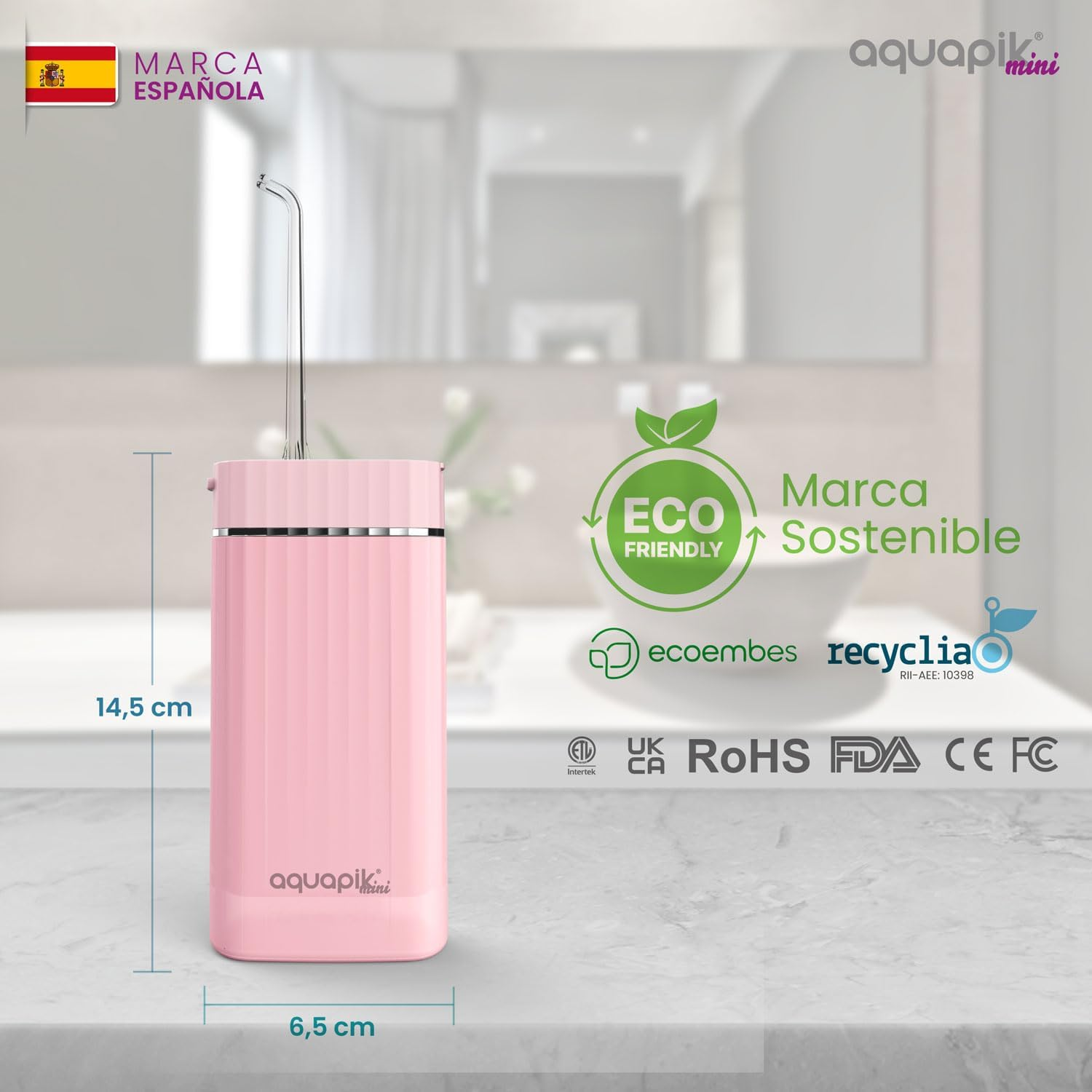 Un irrigador oral Aquapik Mini rosa con dimensiones, contra un fondo de baño.