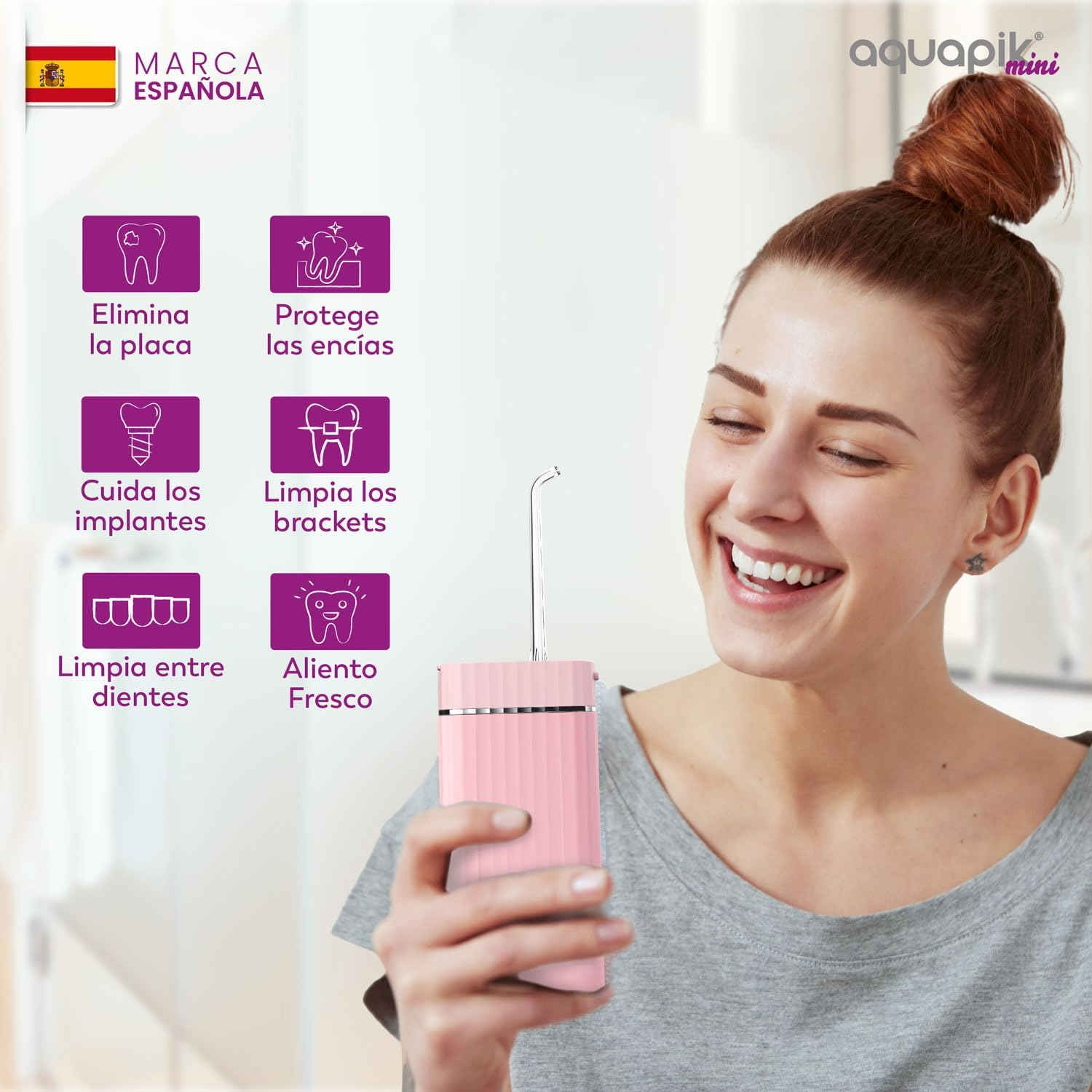 Mujer sonriendo, sujetando un irrigador bucal rosa. Iconos describen beneficios de higiene oral.