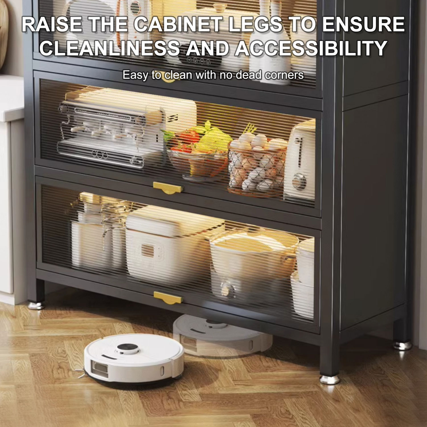 Ein Schrank mit Glastüren, der verschiedene Gegenstände enthält. Ein Roboter-Staubsauger steht unten auf dem Boden.