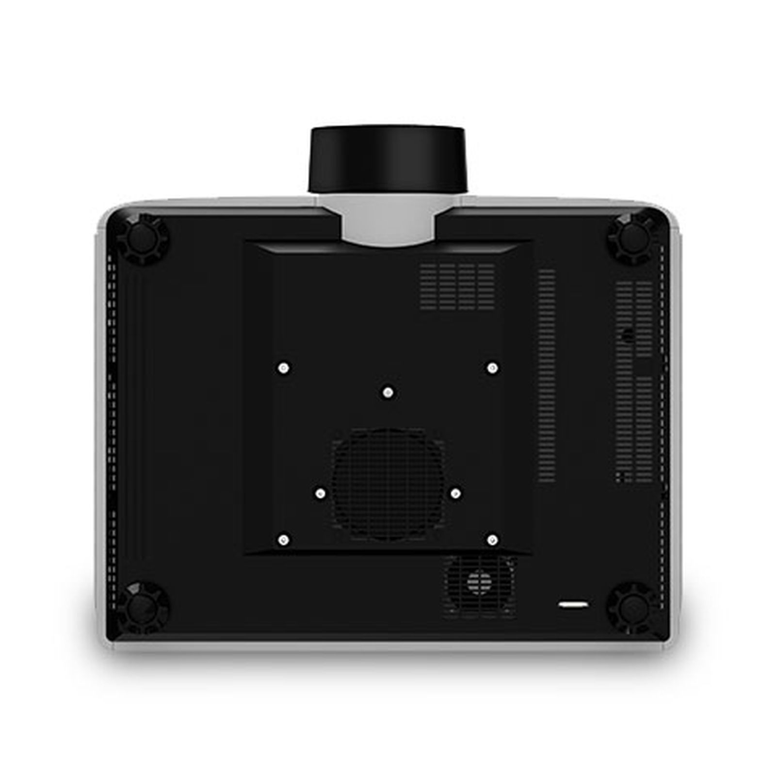 Widok od spodu czarnego projektora z otworami wentylacyjnymi i portami, na białym tle.