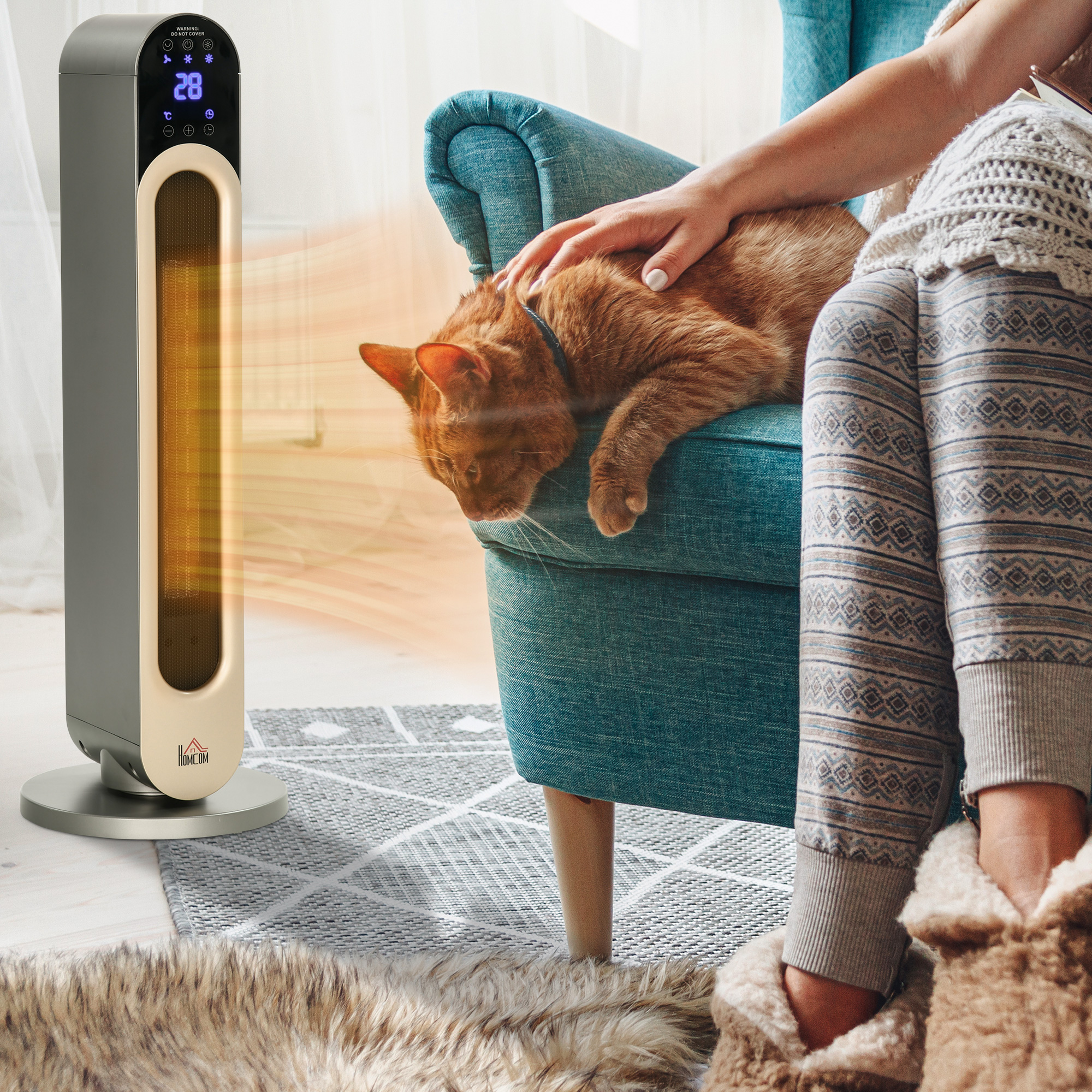 Una persona accarezza un gatto arancione su una poltrona blu vicino a un termoventilatore.