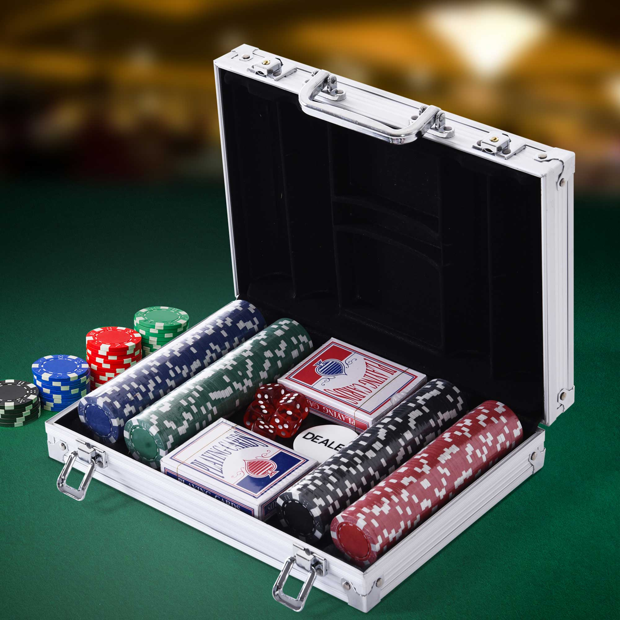 Set da poker in una valigetta argentata. Contiene fiches, carte e dadi.