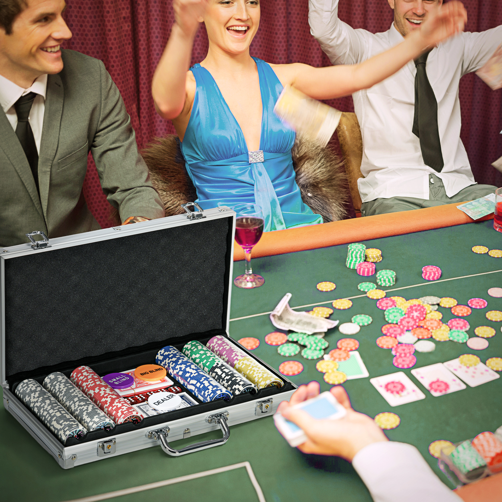 Leute spielen Poker. Ein Koffer mit Chips und Karten ist auf dem Tisch geöffnet.