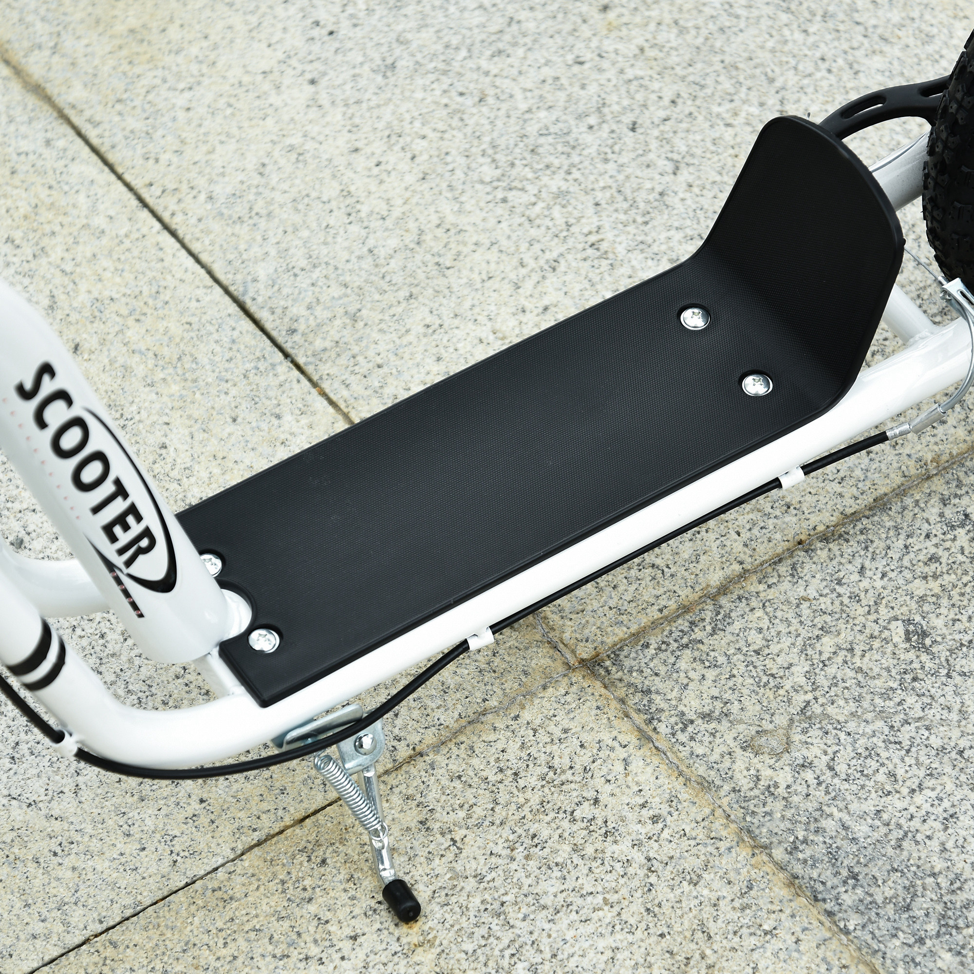 Un primo piano del pianale di uno scooter nero con un telaio di scooter bianco e bulloni argentati.