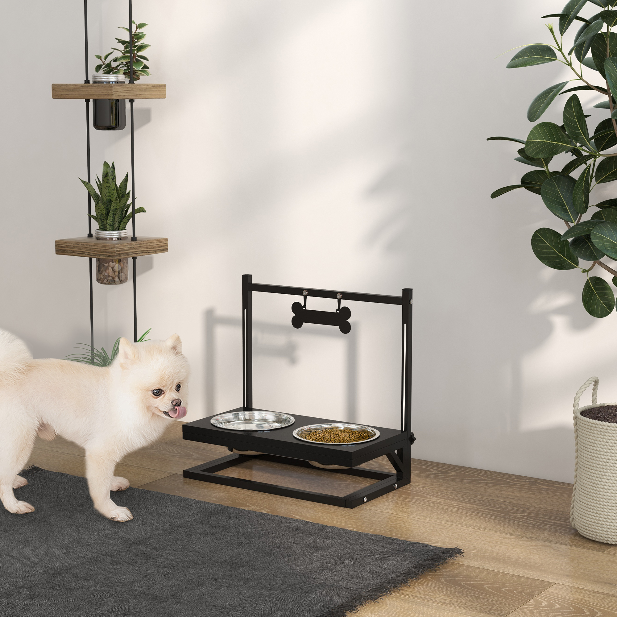 Perro blanco mira un comedero elevado negro con dos cuencos de acero inoxidable.