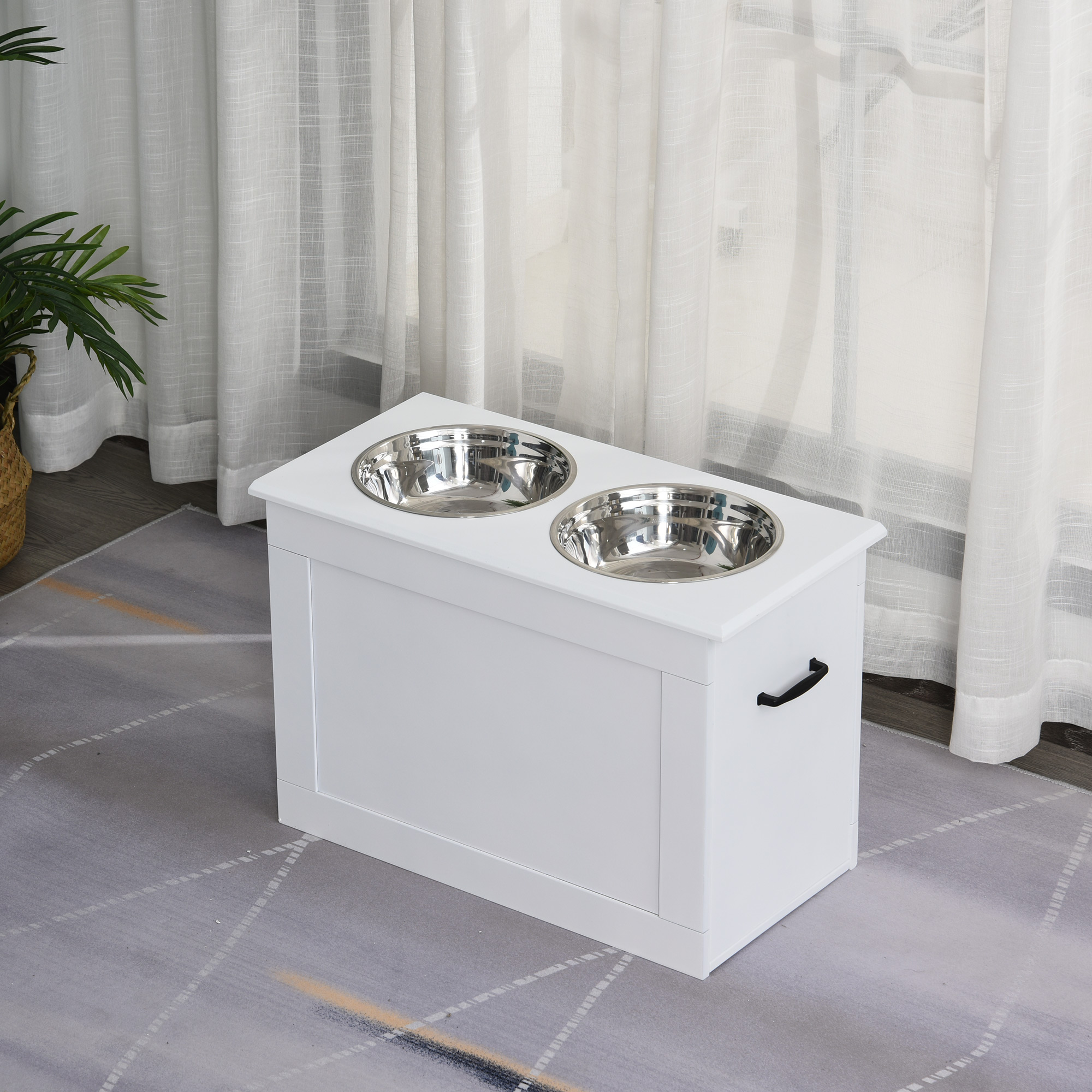 Soporte blanco para comida de perro con dos cuencos de acero inoxidable. Tiene un asa.