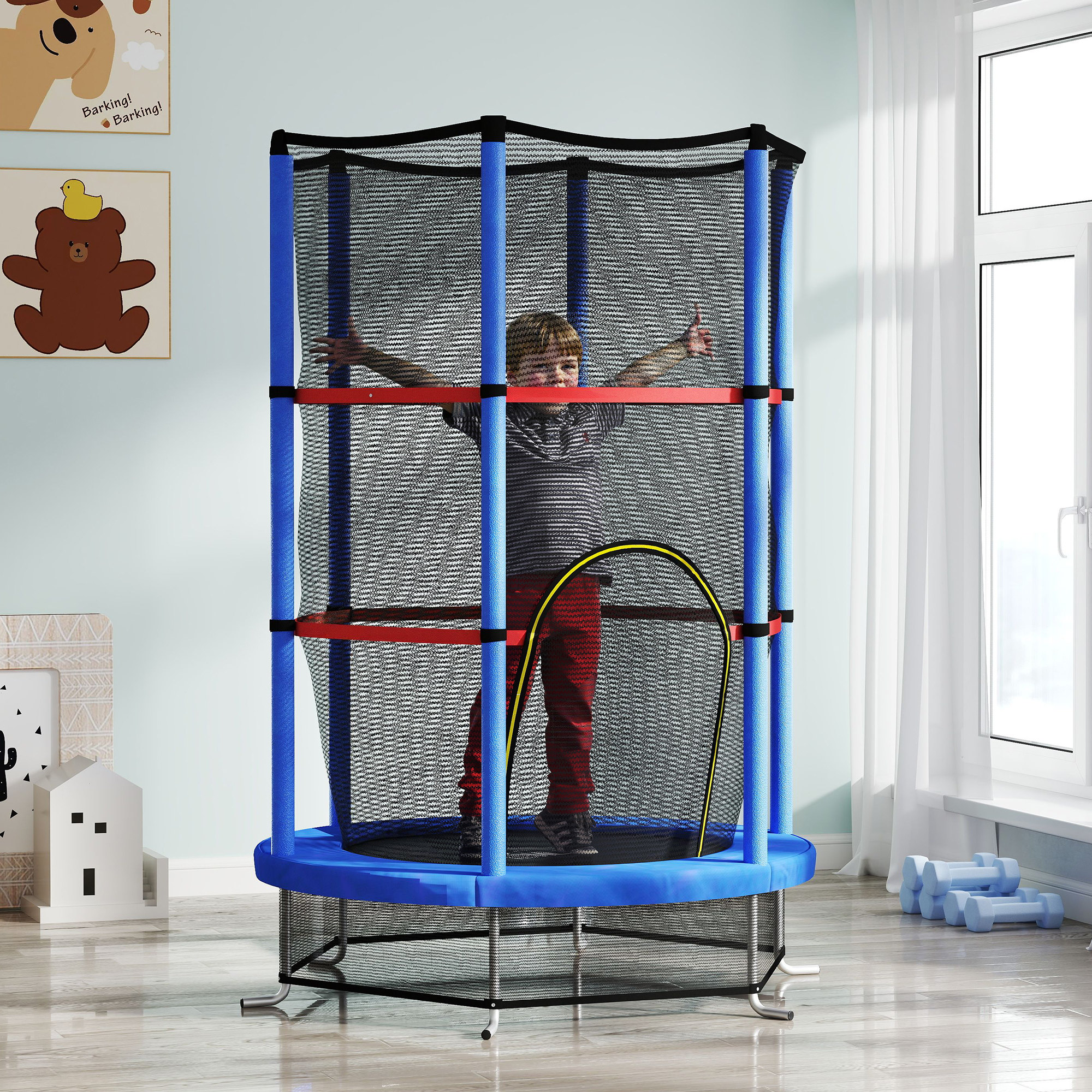 Un bambino salta in un trampolino blu e rosso, con una rete di sicurezza.