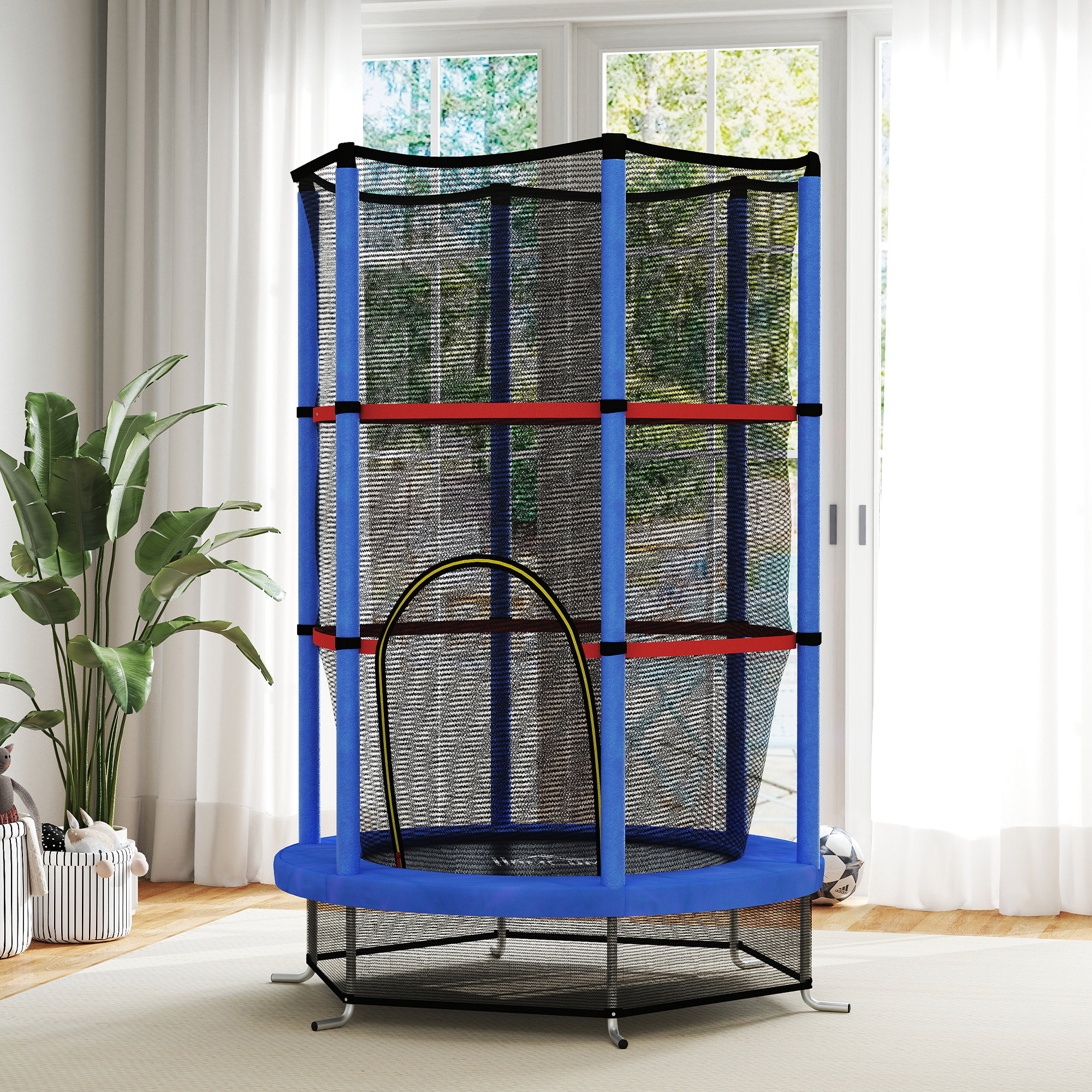 Trampolino con telaio blu e rete nera. Allestito in casa con una finestra sullo sfondo.