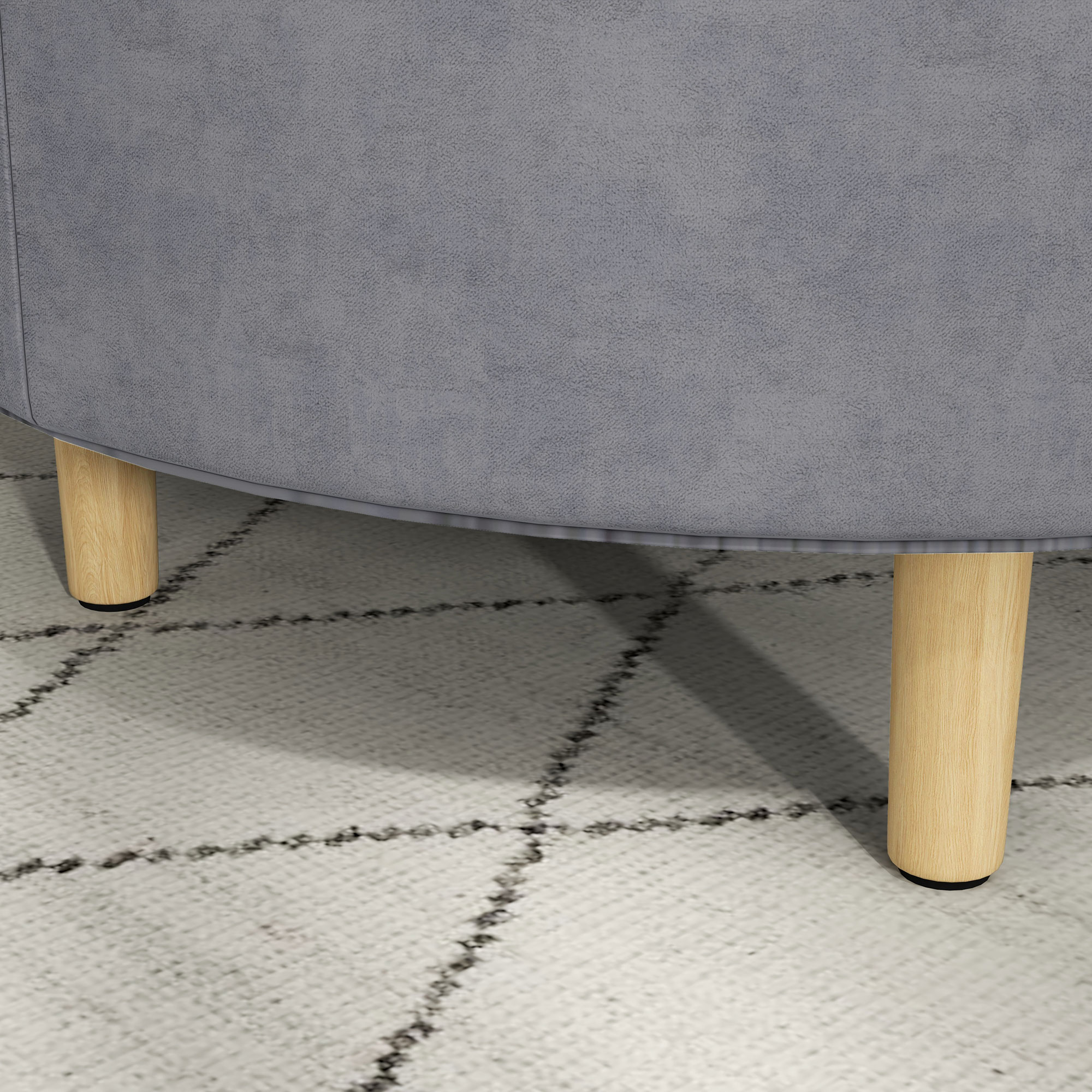 Primo piano del fondo di un mobile. Tessuto grigio e gambe in legno.