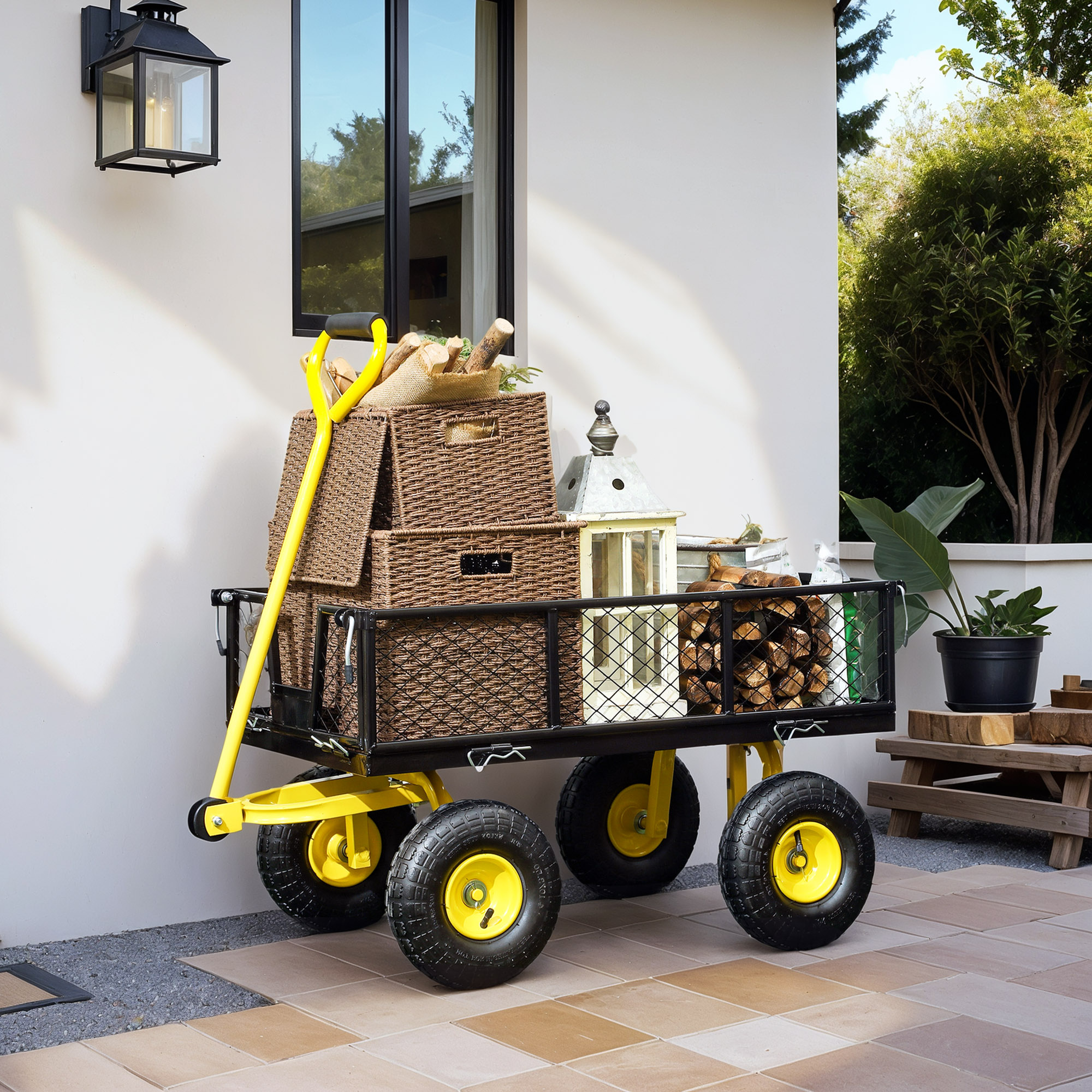 Carrello giallo e nero carico di cesti, legna da ardere e una lanterna.