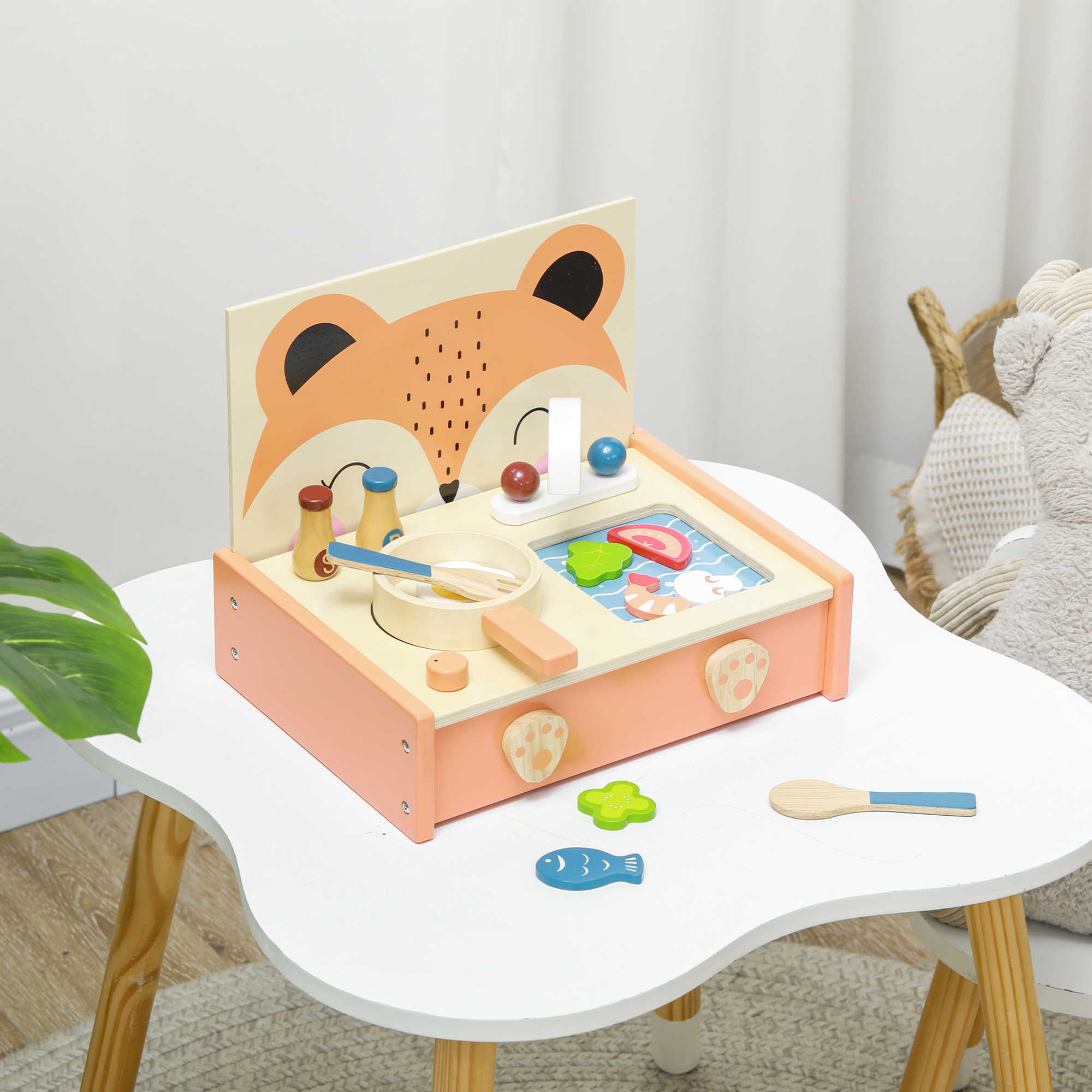 Set da cucina giocattolo in legno. Include un disegno a forma di faccia di volpe. Sono inclusi cibo e utensili giocattolo.
