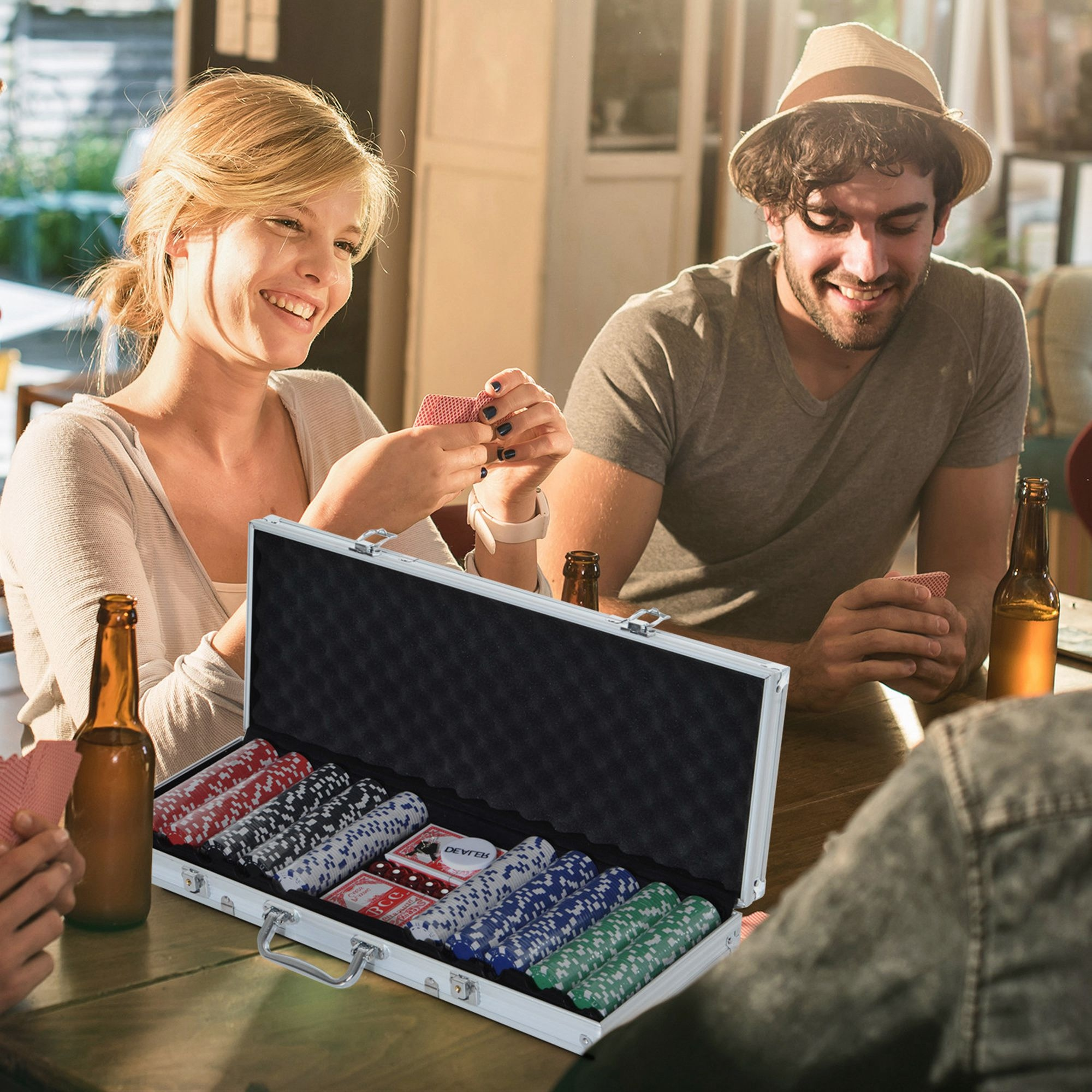Persone che giocano a poker, con una valigetta di fiches da poker visibile sul tavolo.
