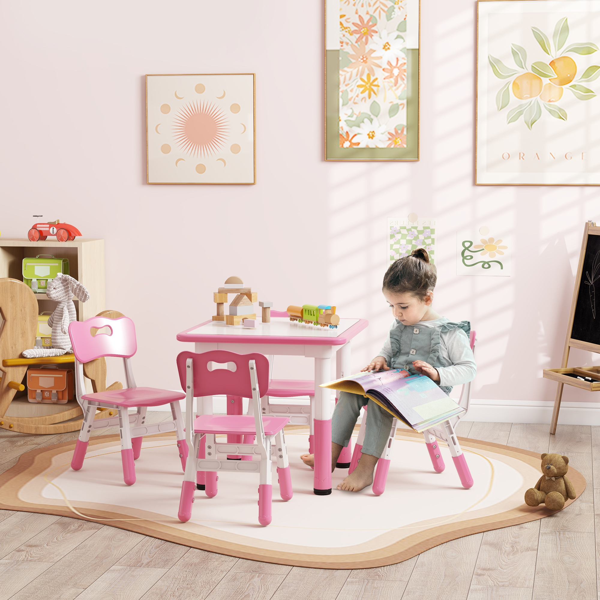 Un bambino legge a un tavolo rosa con sedie rosa, in una stanza con arte.