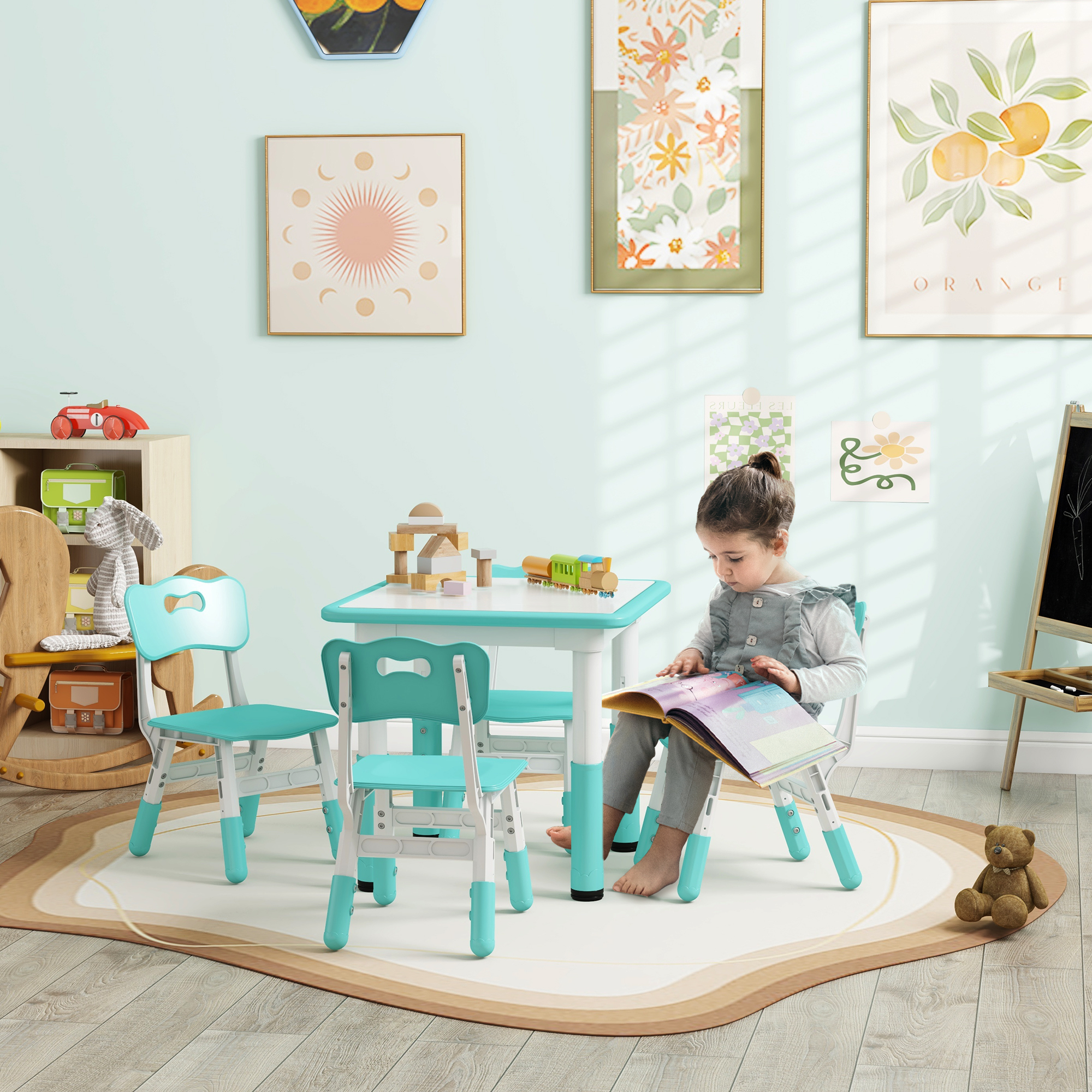 Un bambino legge a un tavolino con sedie. La stanza ha arte e un tappeto.