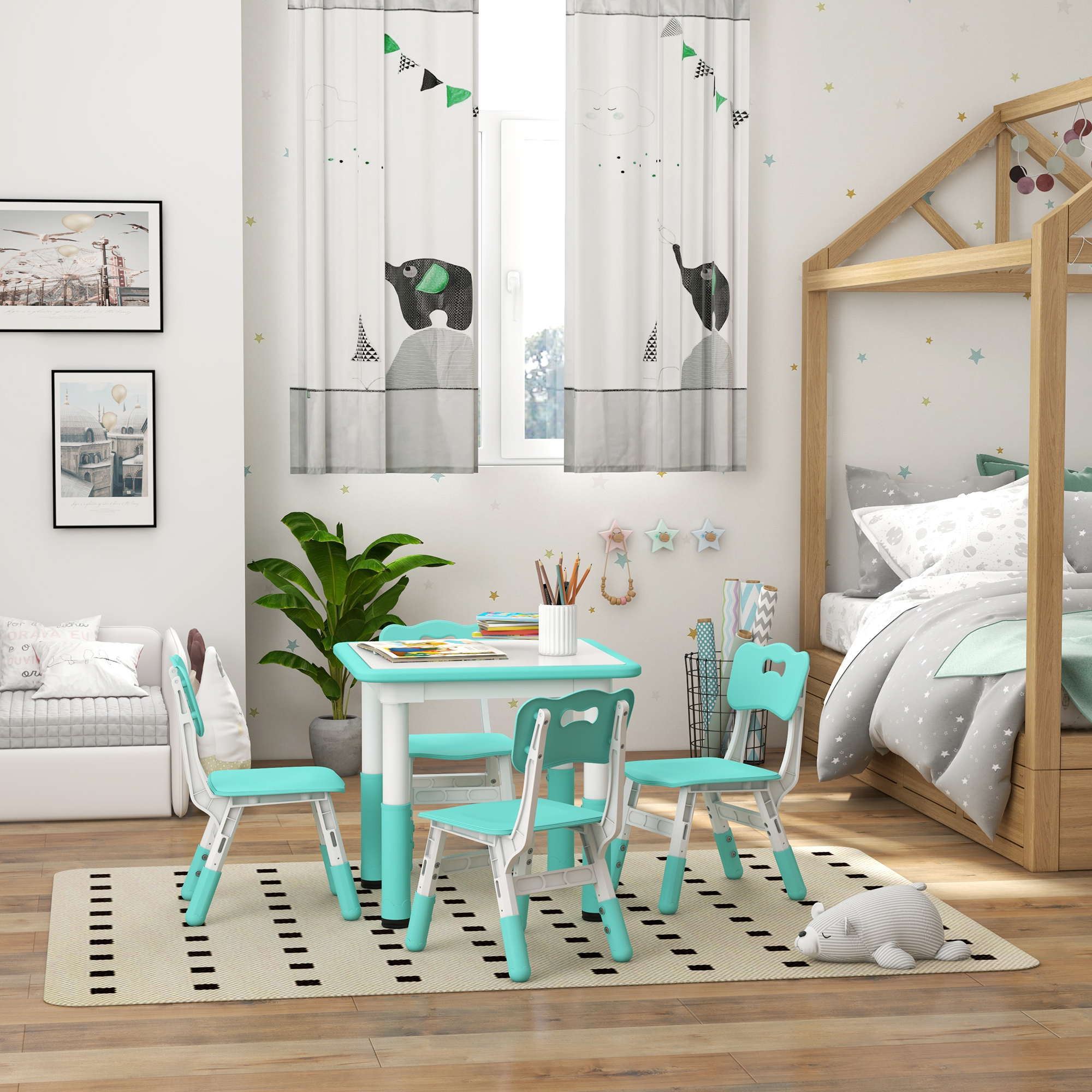 Stanza per bambini con tavolo e sedie. Sono visibili anche tende, letto e decorazioni.
