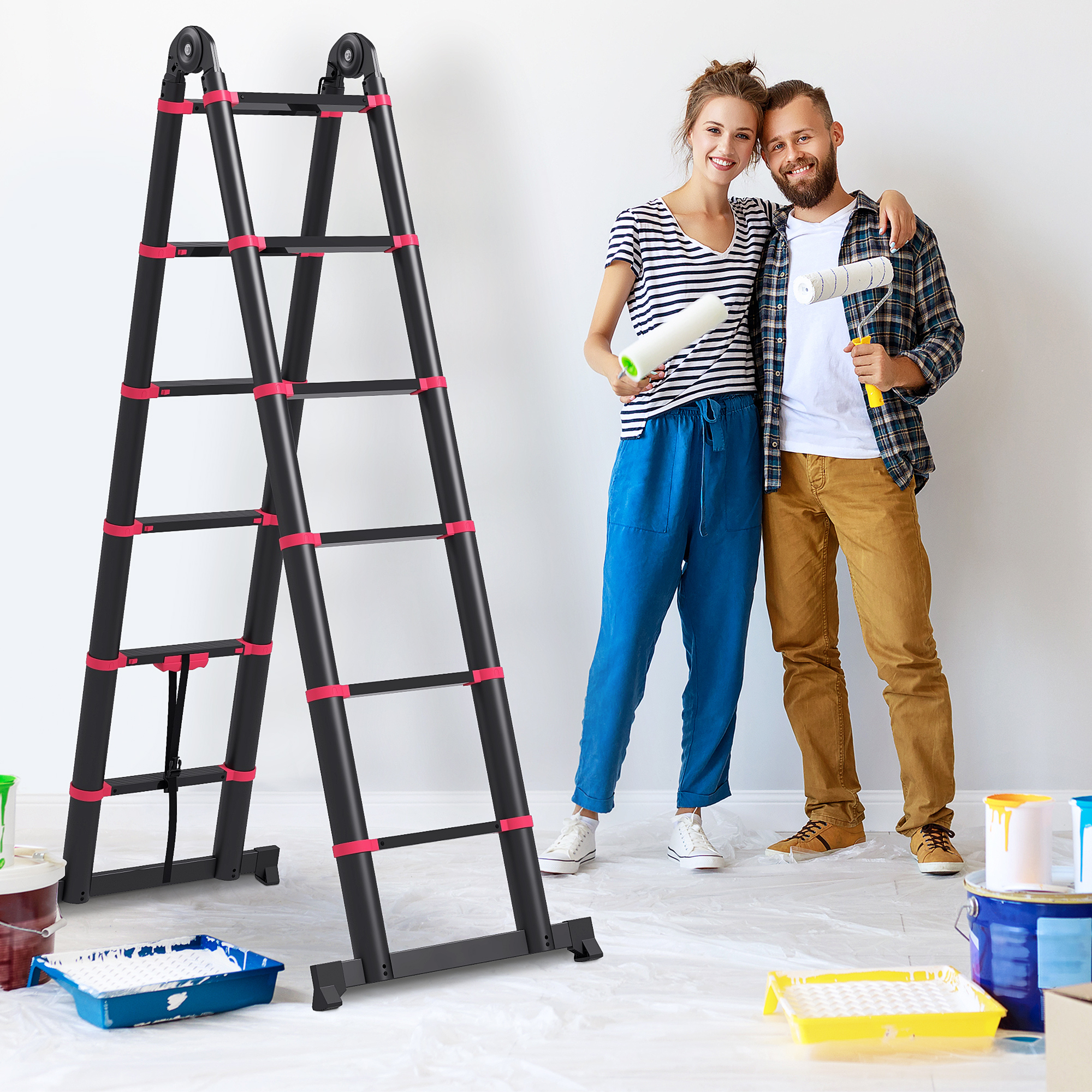 Una pareja, frente a una escalera, sostiene un rodillo de pintura y una lata de pintura.