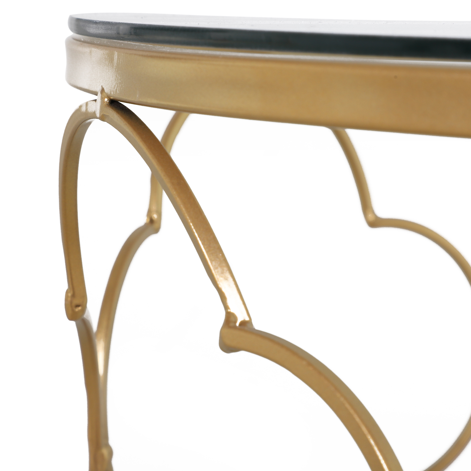 Primo piano di una gamba di tavolo dorata con un design a forma di cuore.