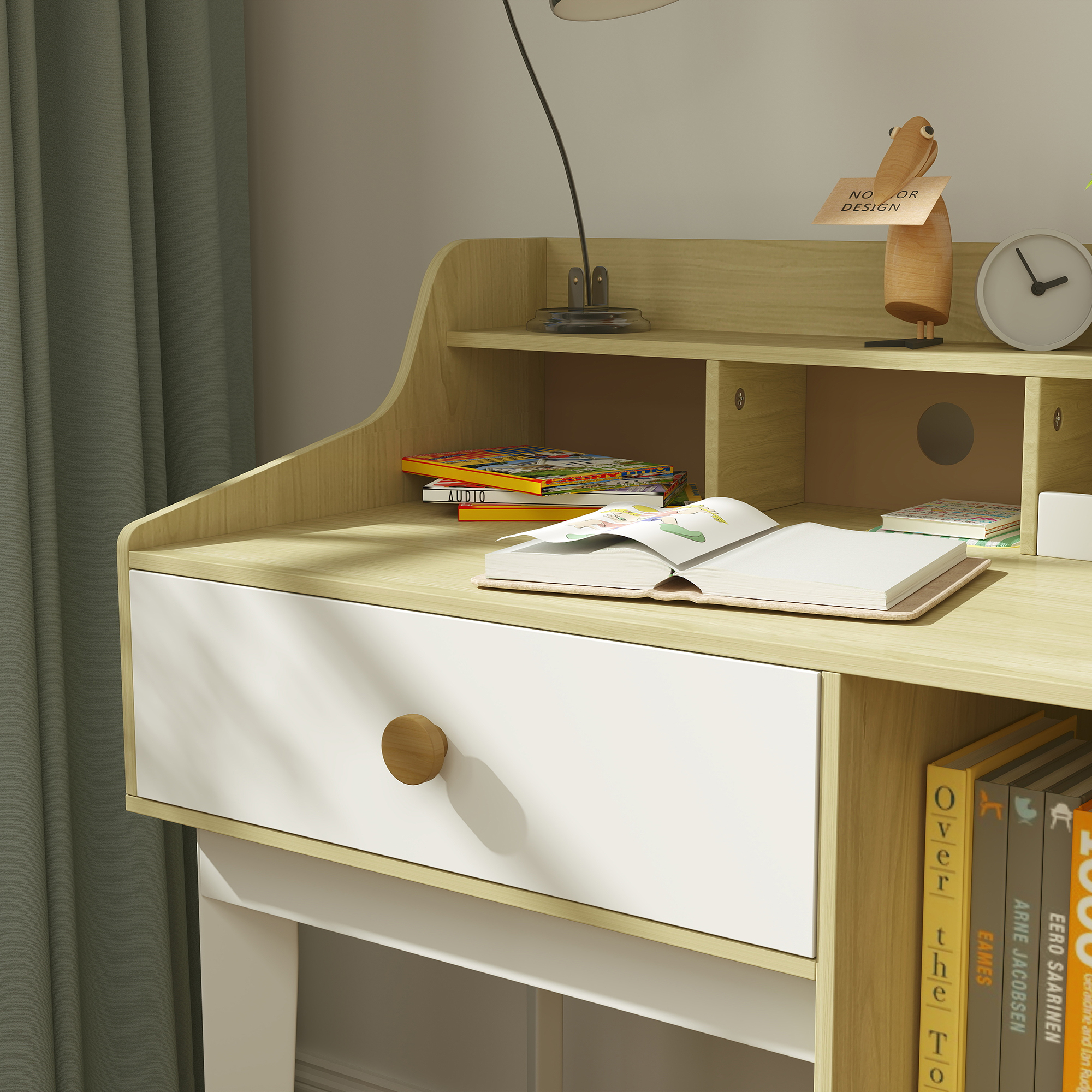 Scrivania con libri, lampada e decorazioni. Libro aperto, cassetto bianco e dettagli in legno visibili.