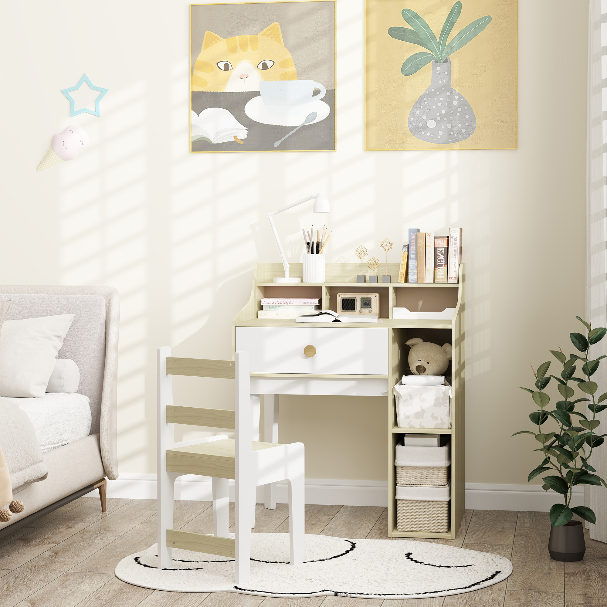 Scrivania per bambini con cassetti, libri e decorazioni. Sedia, letto e opere d'arte sullo sfondo.