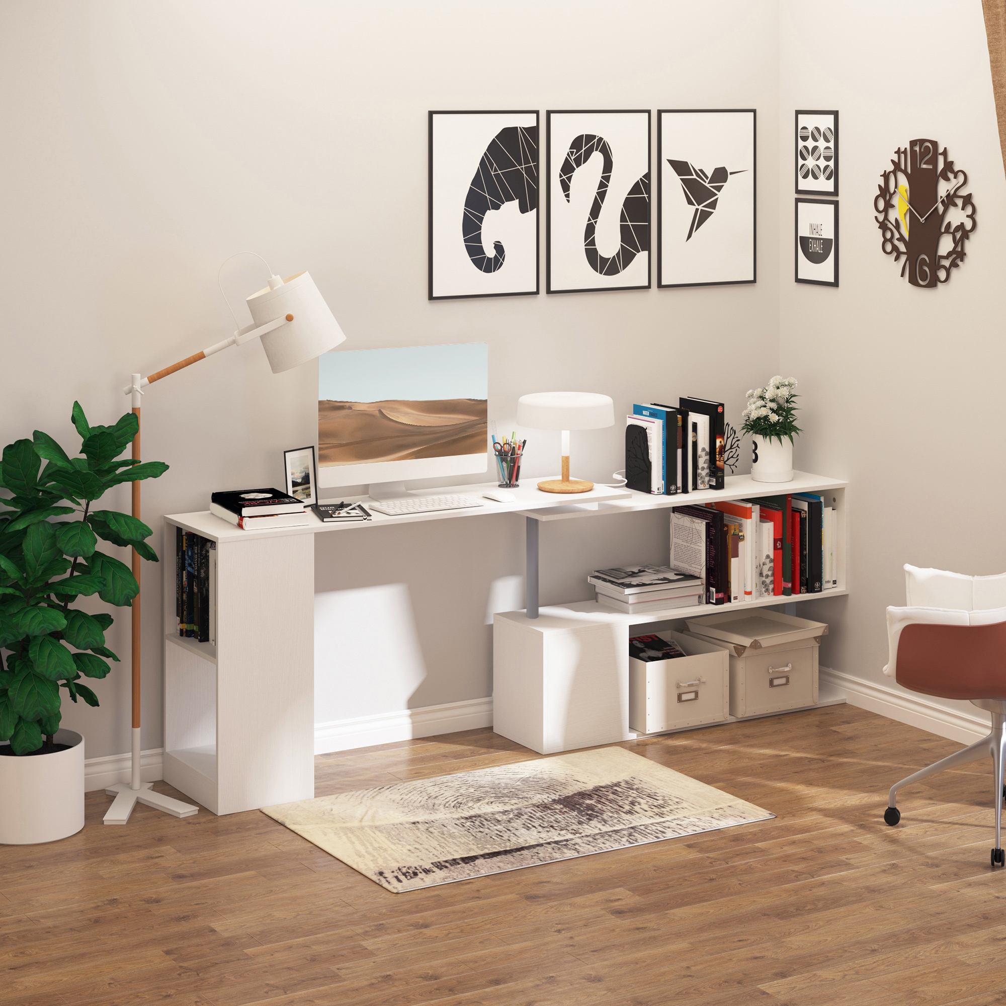 Scrivania bianca con computer, lampada, libri e decorazioni in una stanza.