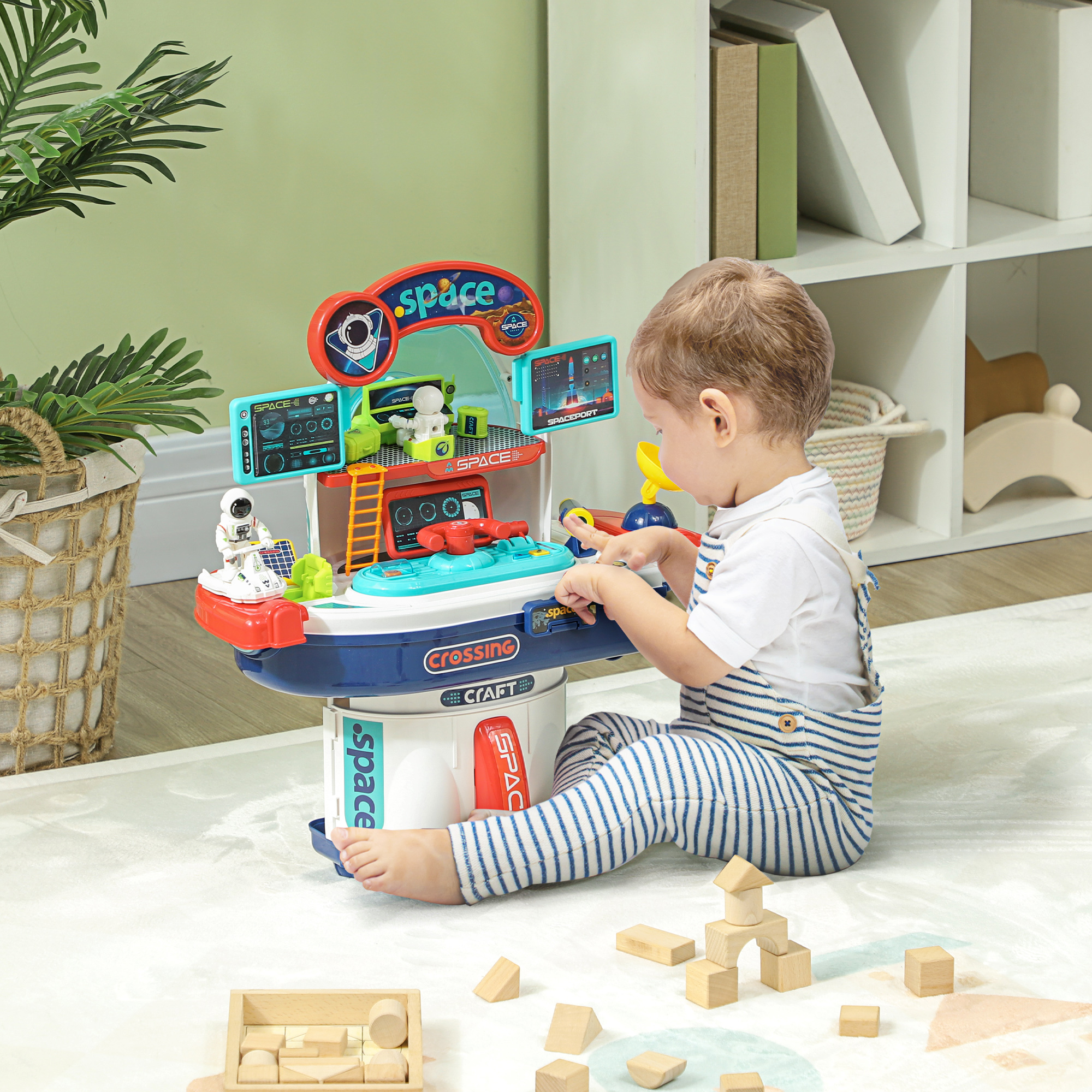 Un bambino gioca con un set di giocattoli a tema spaziale. Il set include un razzo e una piccola figura di astronauta.