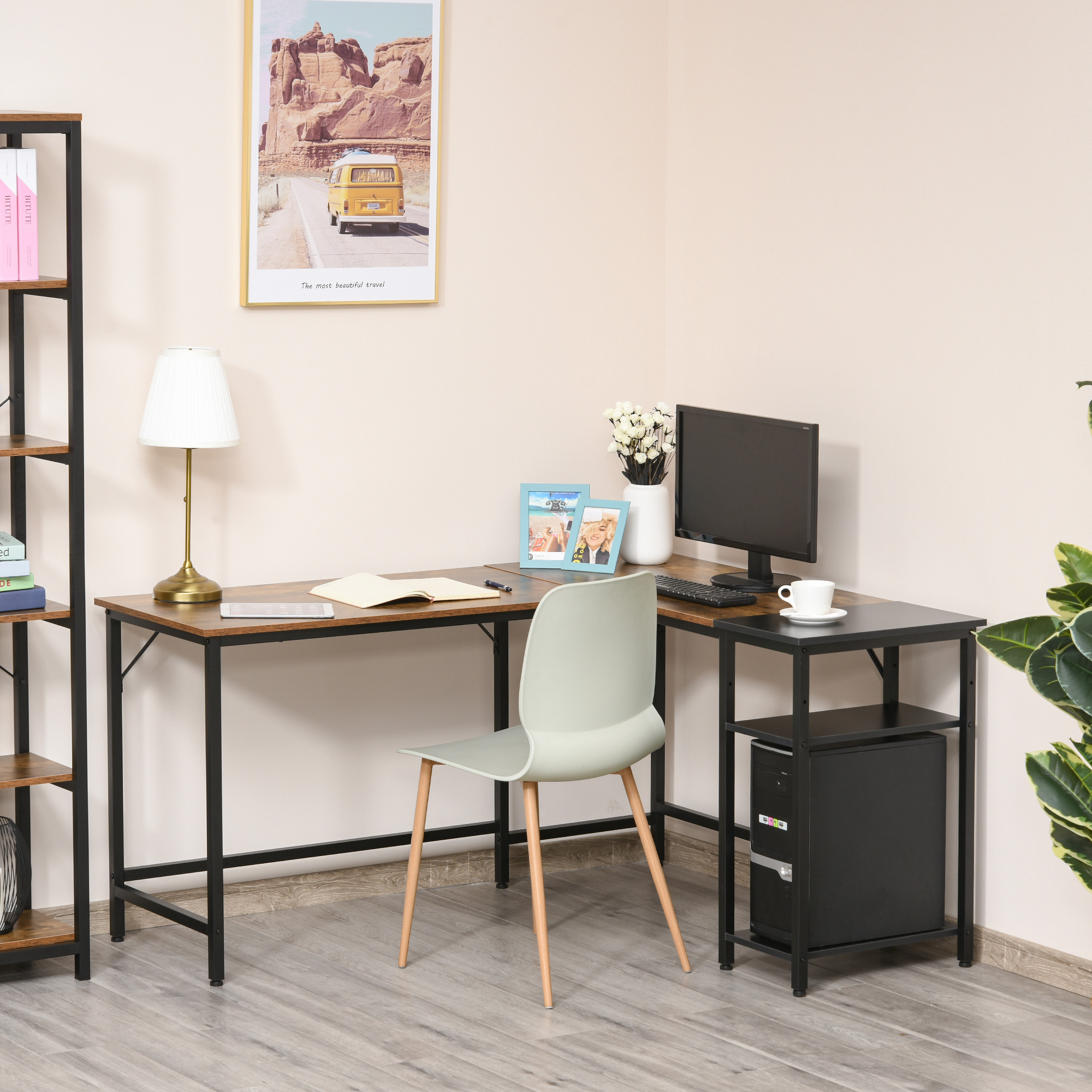 Una scrivania ad angolo con computer, lampada e decorazioni. Sono visibili anche una sedia e una libreria.