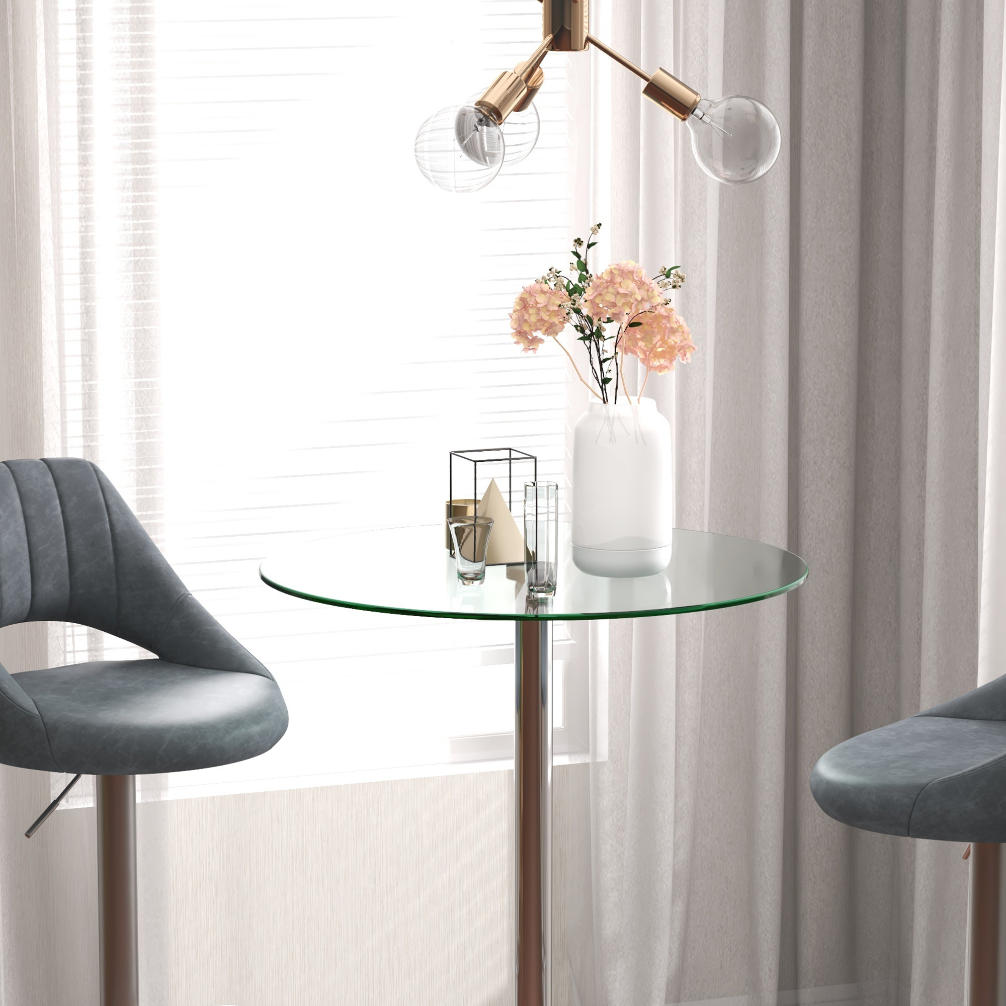 Un tavolo di vetro con fiori, candele e due sedie grigie vicino a una finestra.