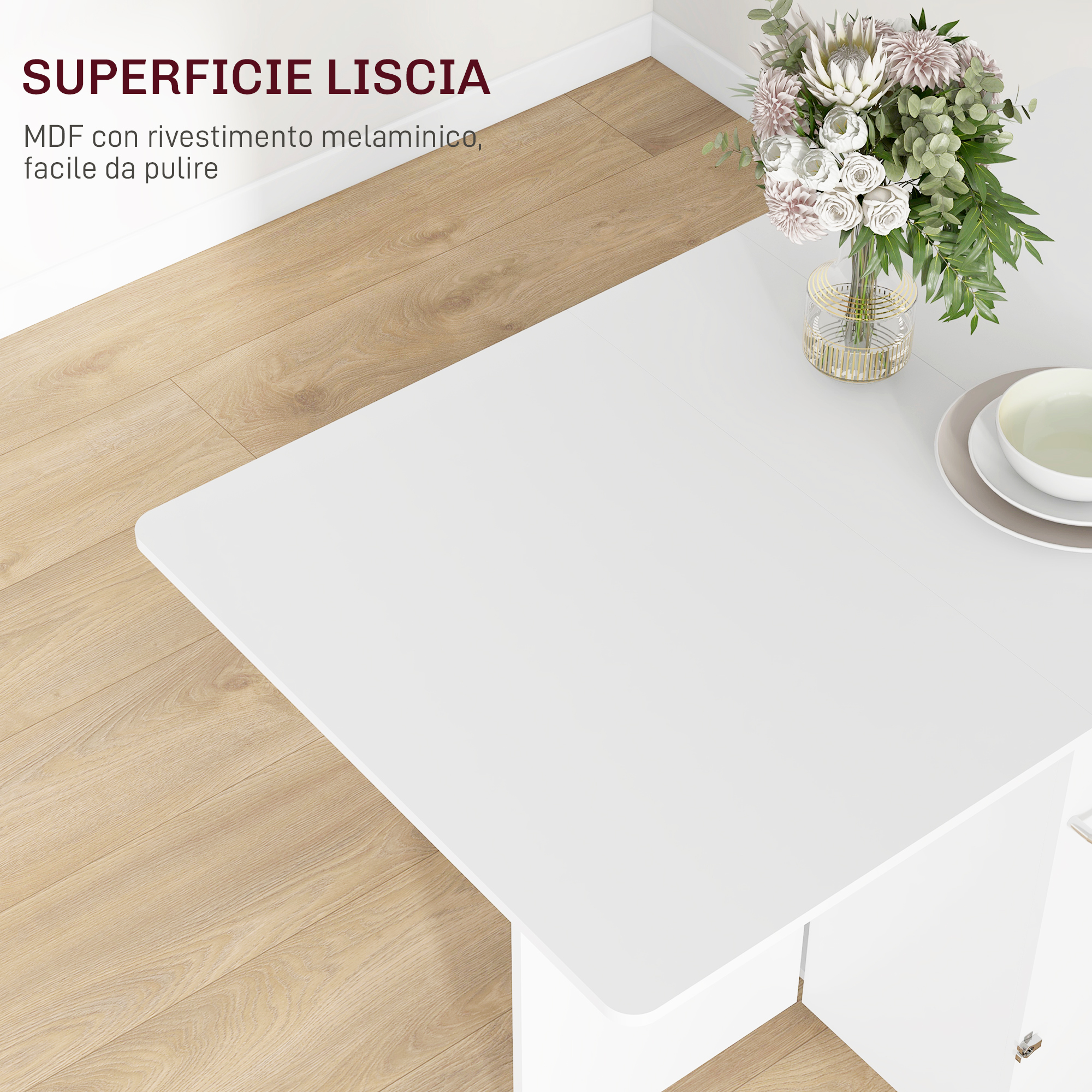 Tavolo bianco con fiori e testo in italiano.