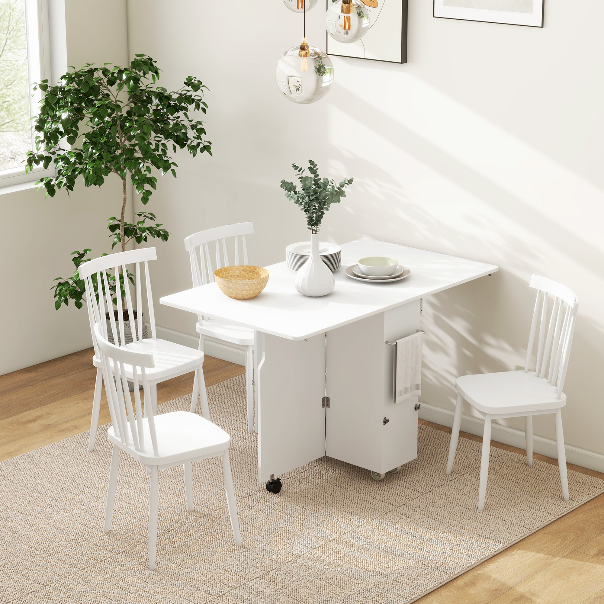 Tavolo da pranzo pieghevole bianco con sedie e decorazioni su un tappeto beige.