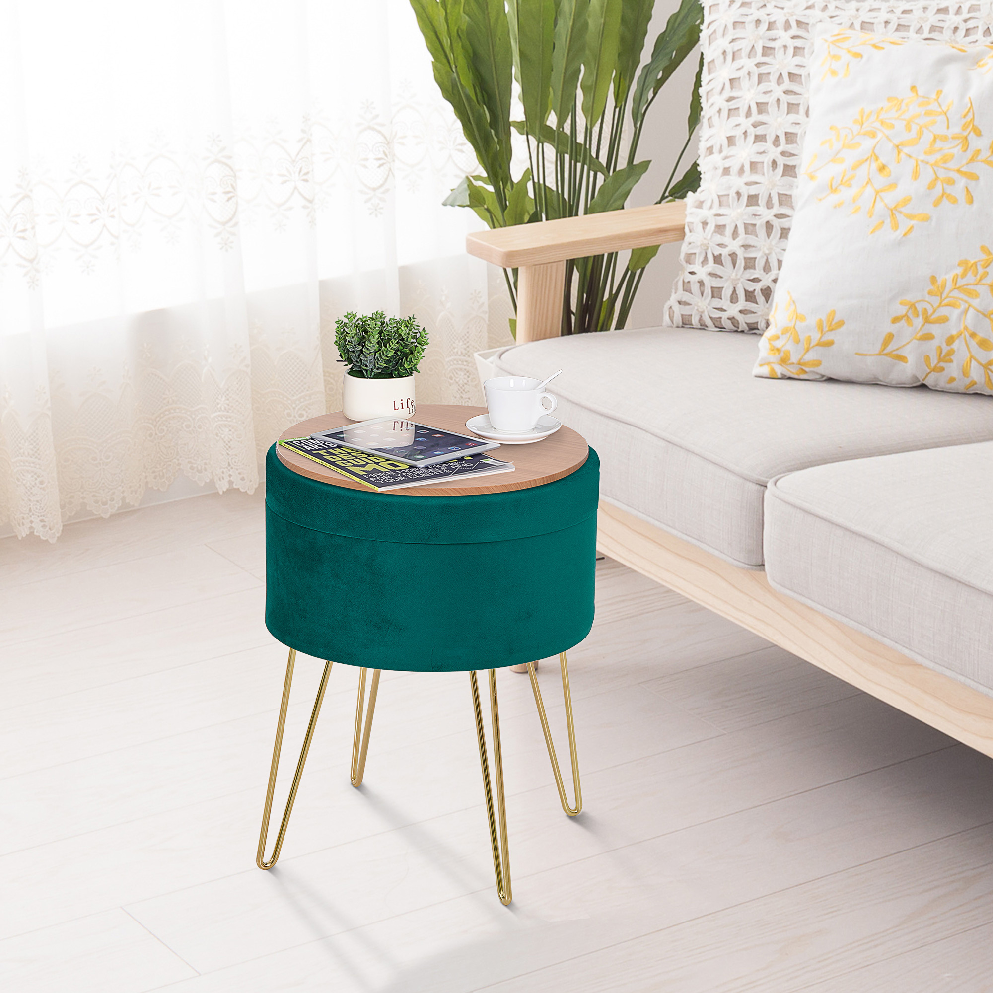 Tavolino laterale in velluto verde con gambe dorate, piano in legno e pianta.