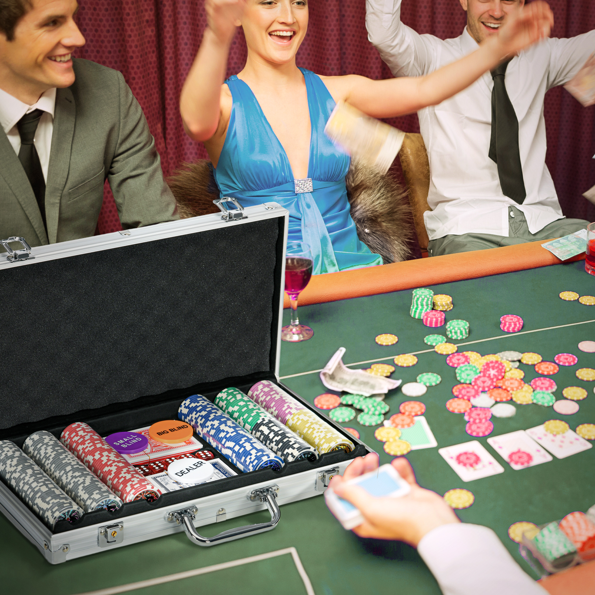 Persone che giocano a poker. Un set da poker è aperto sul tavolo verde.