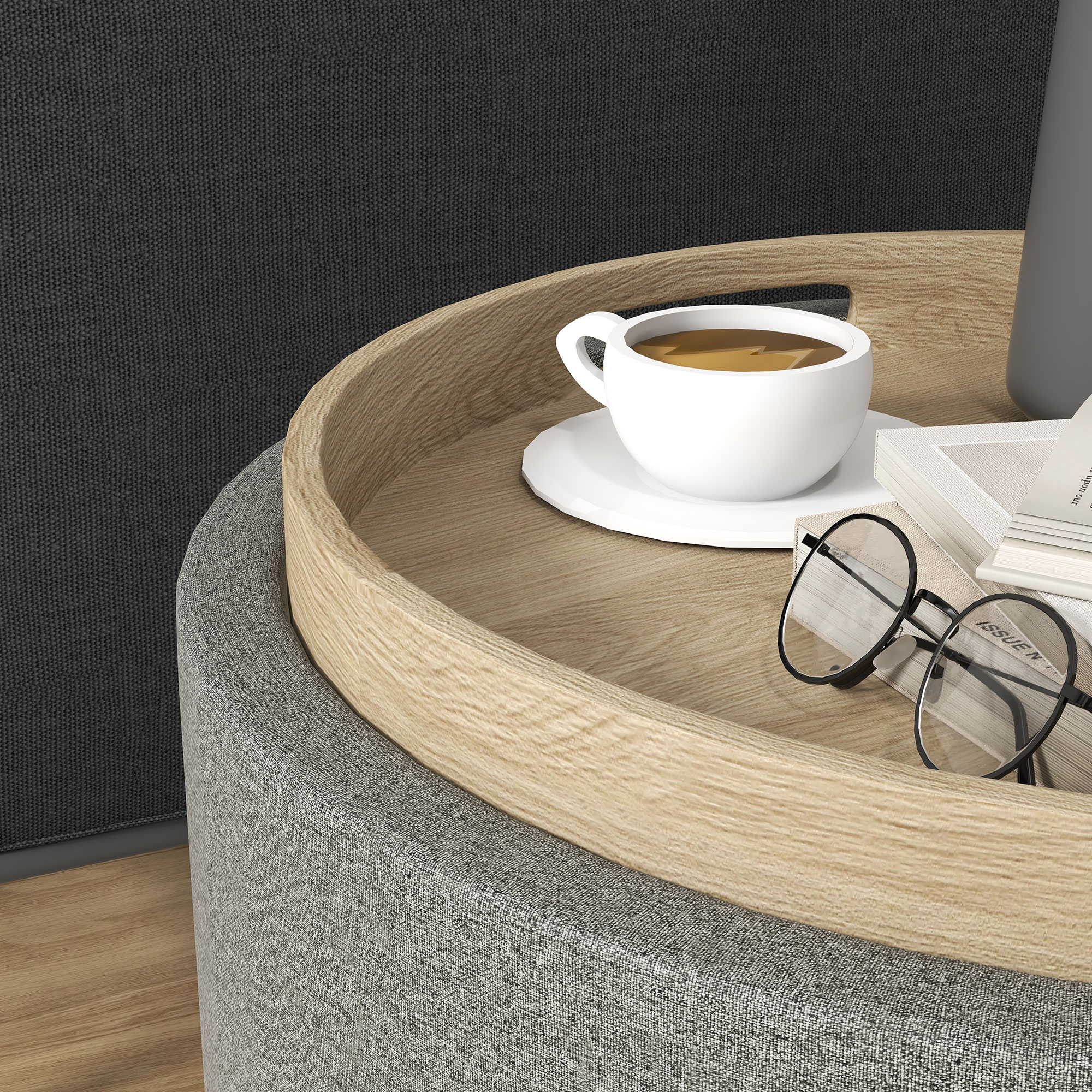 Un vassoio di legno su un pouf grigio con tazza di caffè, occhiali e libri.