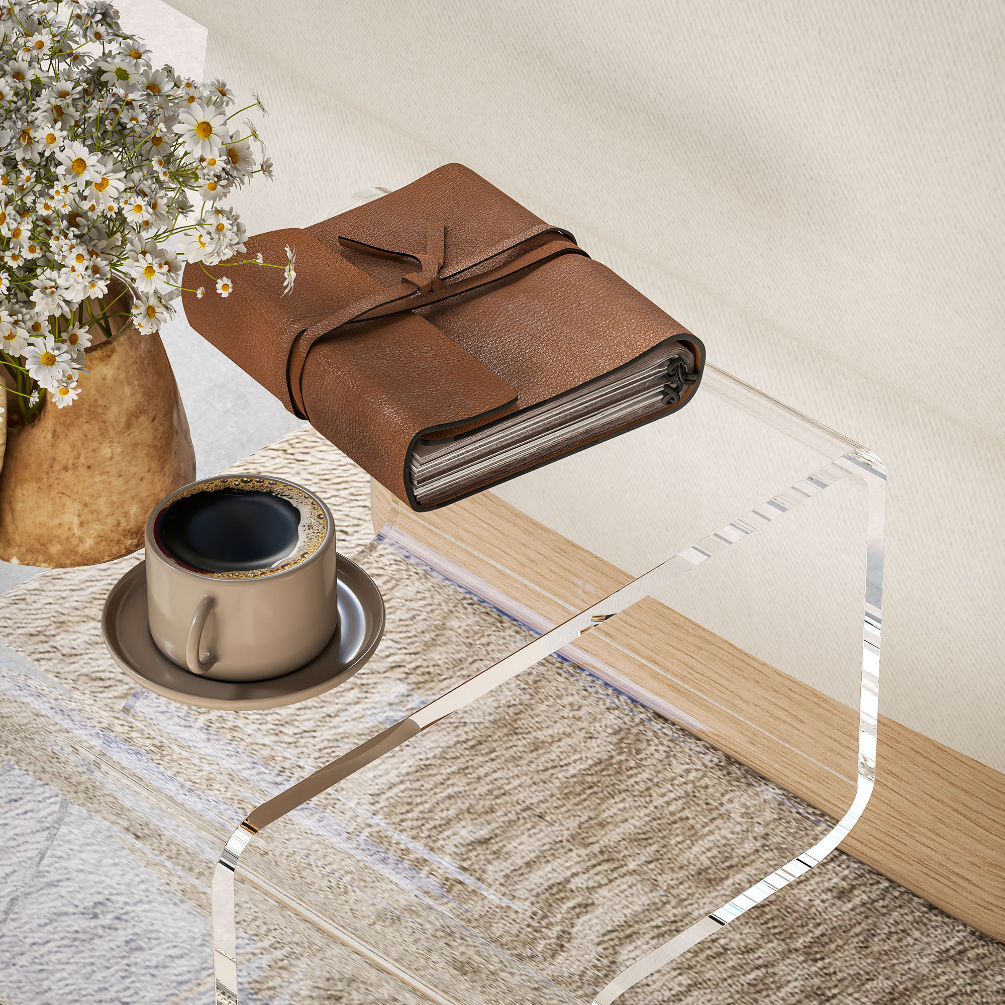 Tavolo in acrilico trasparente con tazza, libro e vaso di fiori. Tappeto beige sotto.