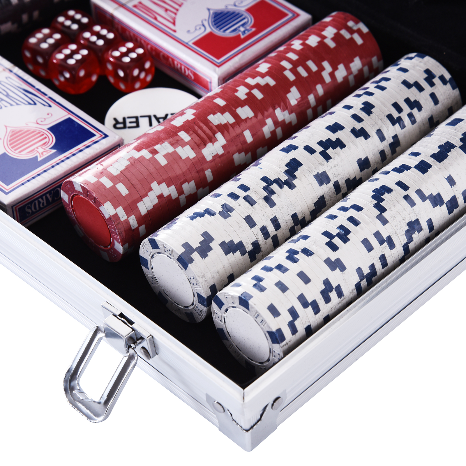 Set da poker in una custodia con fiches, carte da gioco e dadi. Sfondo bianco.