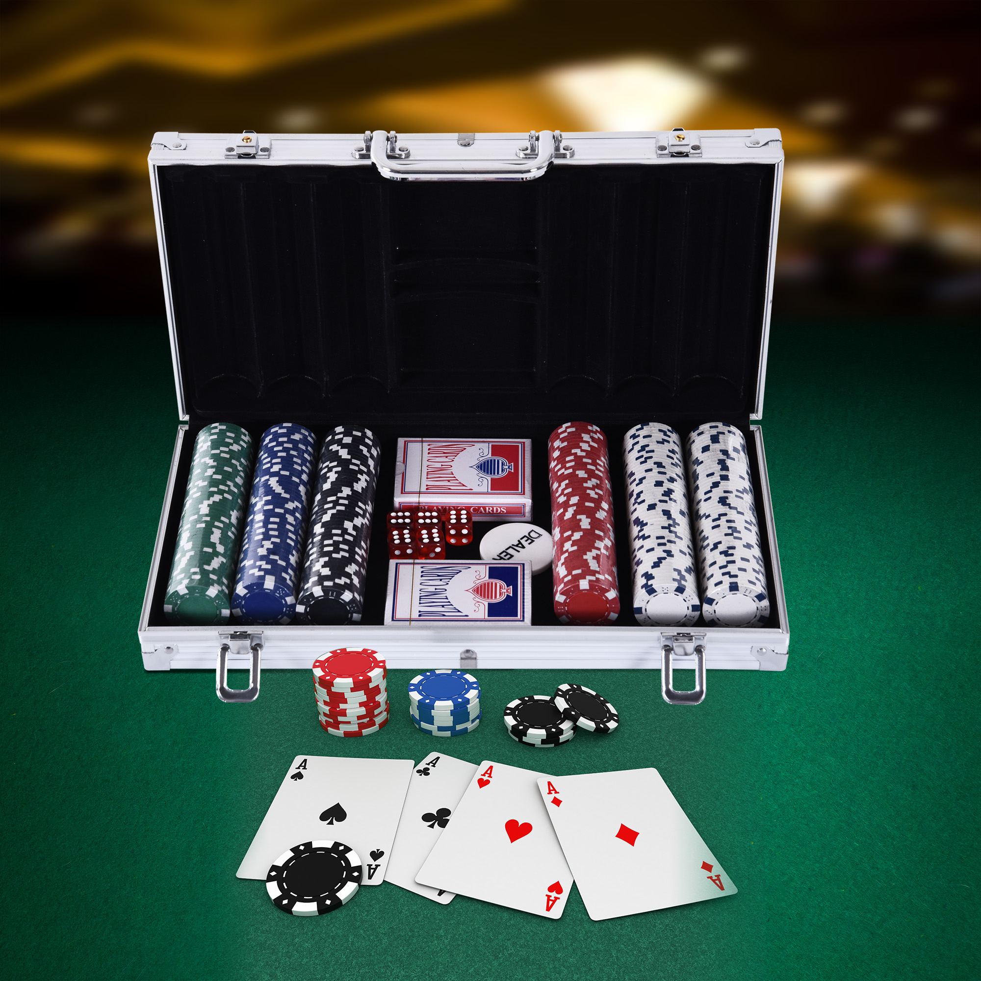 Un set di poker in una valigetta argentata, aperto per mostrare fiches, carte e dadi su una superficie verde.