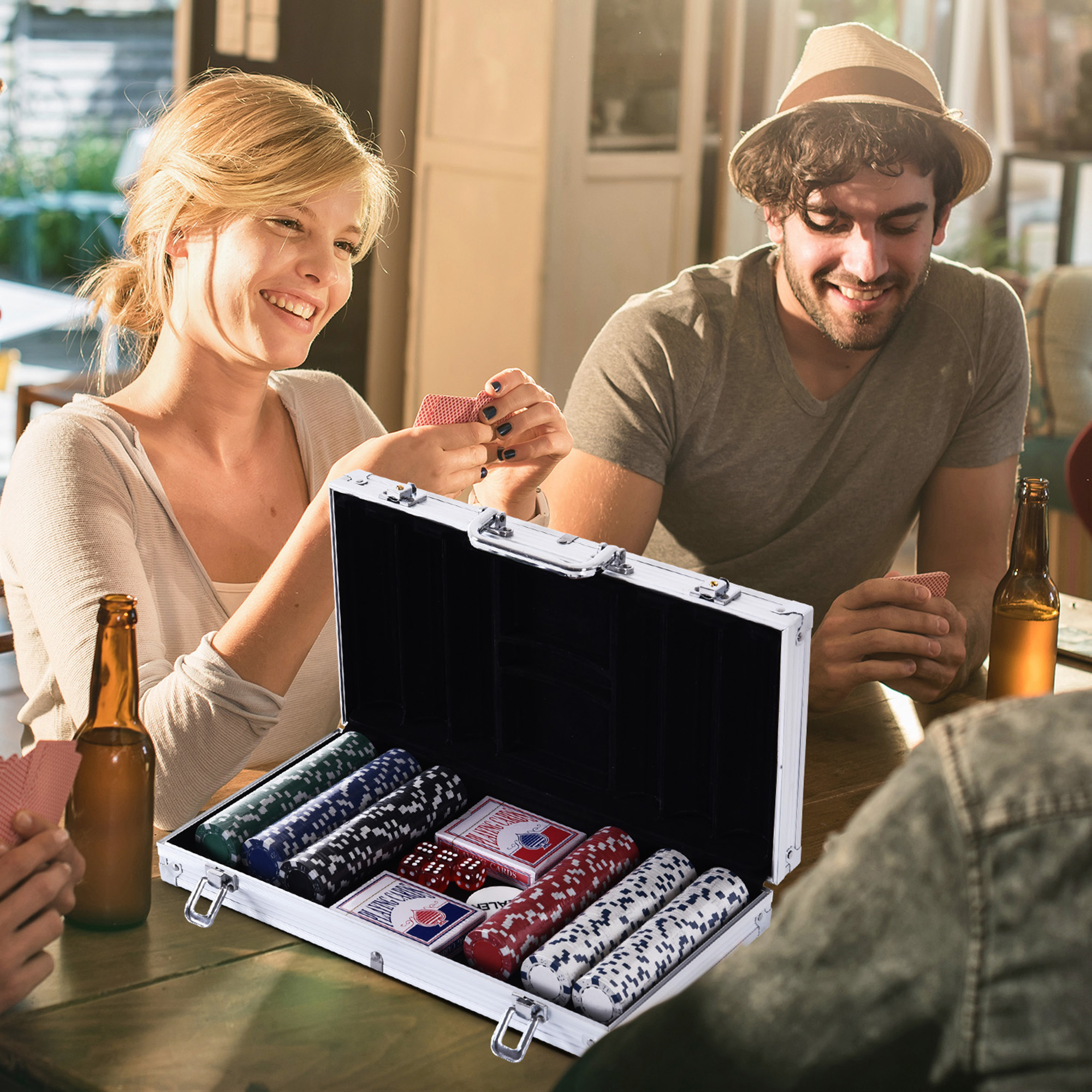Persone che giocano a poker, con carte e fiches in una custodia aperta. Bottiglie di birra visibili.