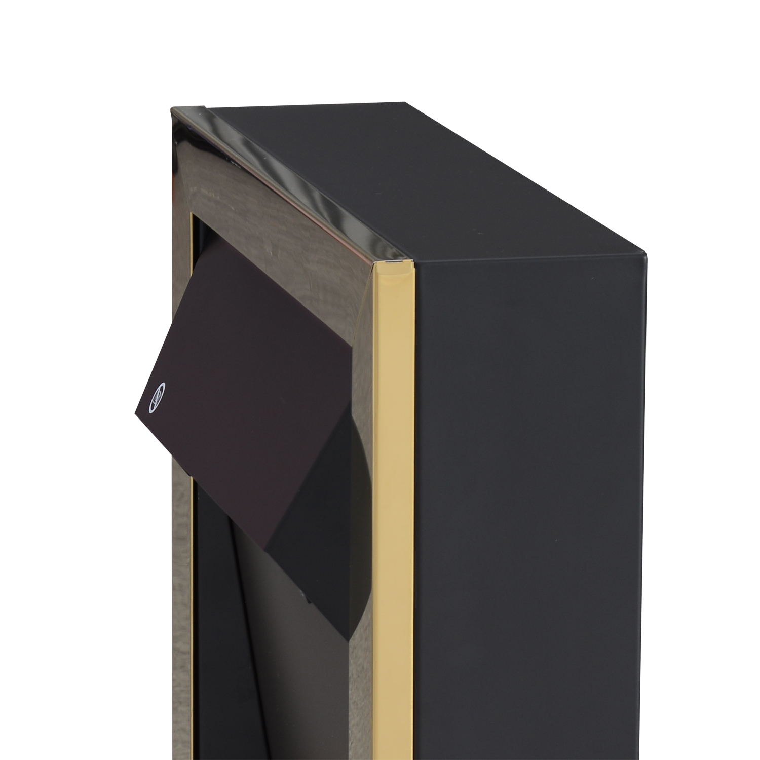 Primo piano di un caminetto nero con finiture dorate. L'angolo del caminetto e una sezione nera sono visibili.