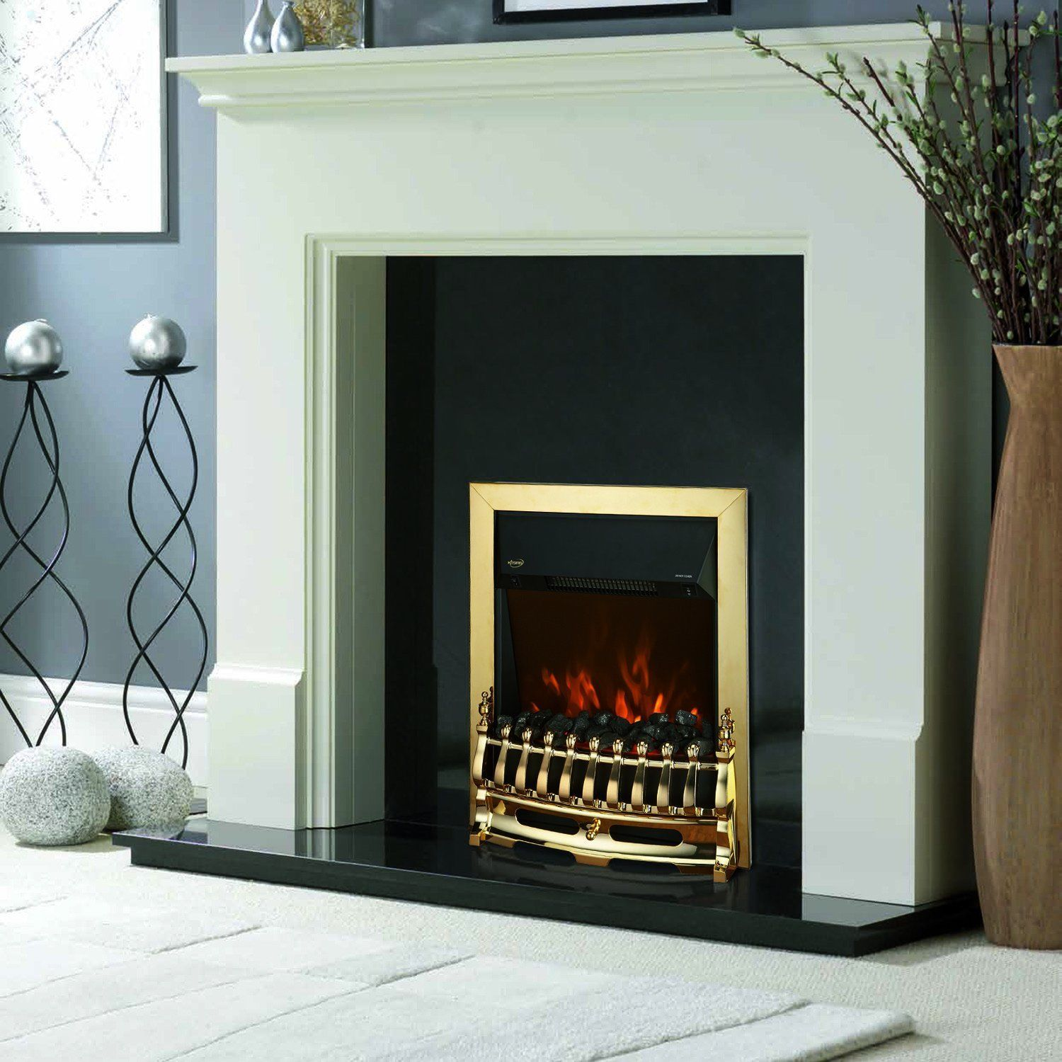 Caminetto con cornice dorata e interno nero. Le fiamme sono accese. Ci sono decorazioni.