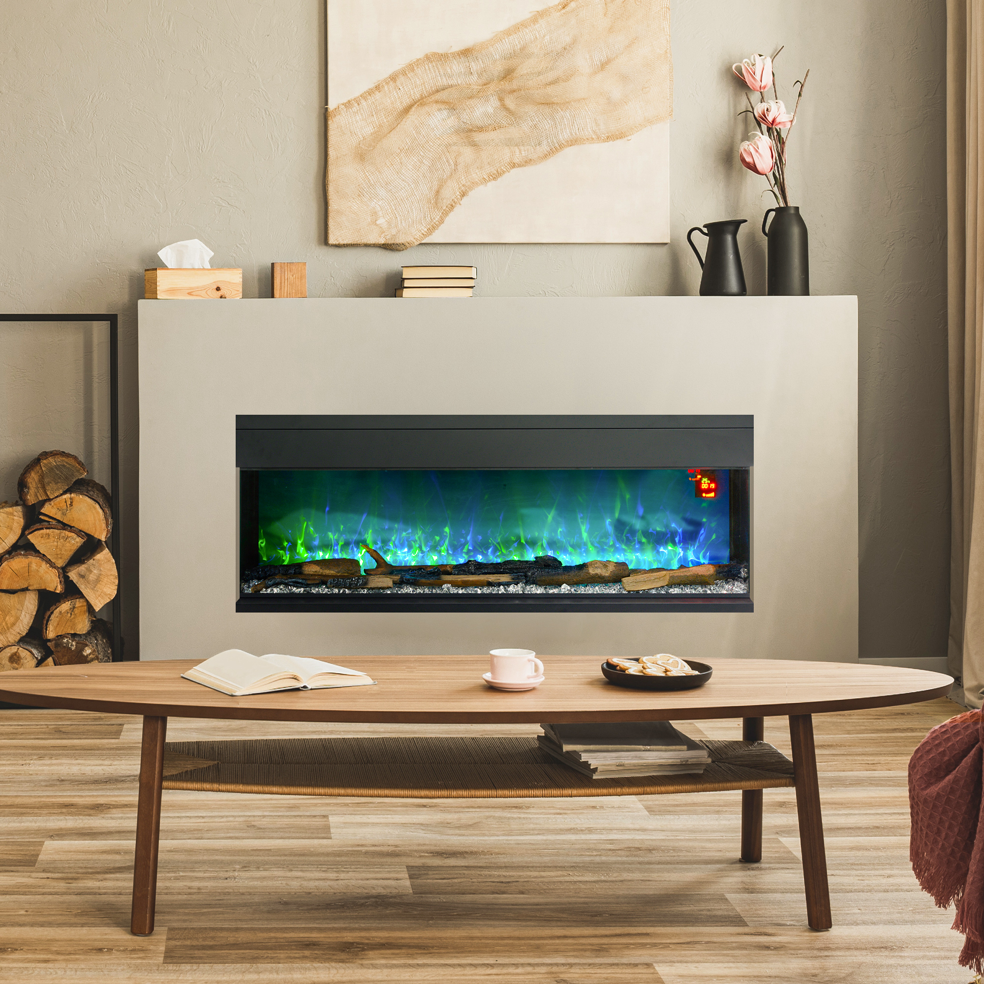 Caminetto moderno con effetto fuoco verde e blu, tavolo in legno con tazza e biscotti.