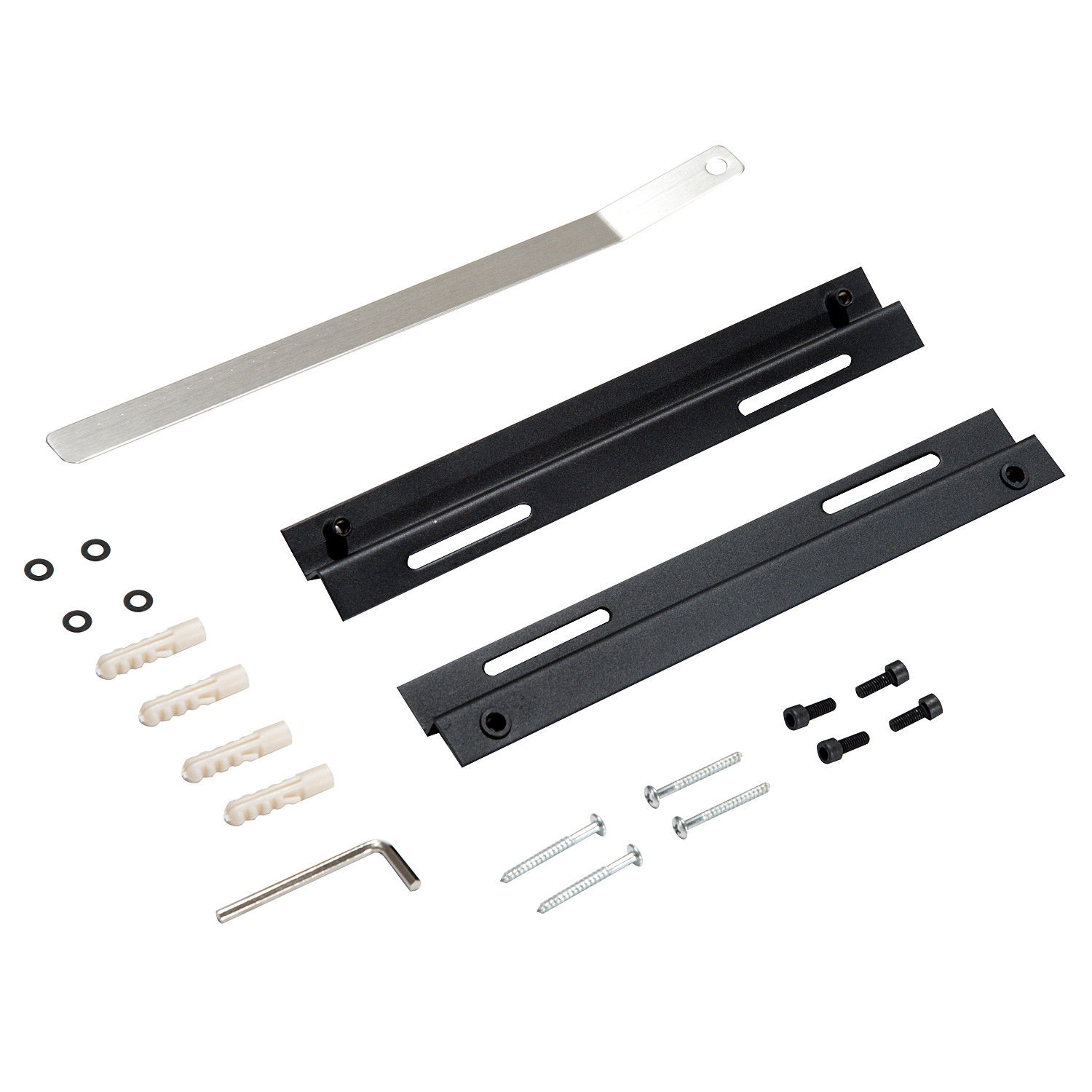 Assortimento di articoli hardware tra cui viti, bulloni, una barra di metallo e tasselli. Sfondo bianco.