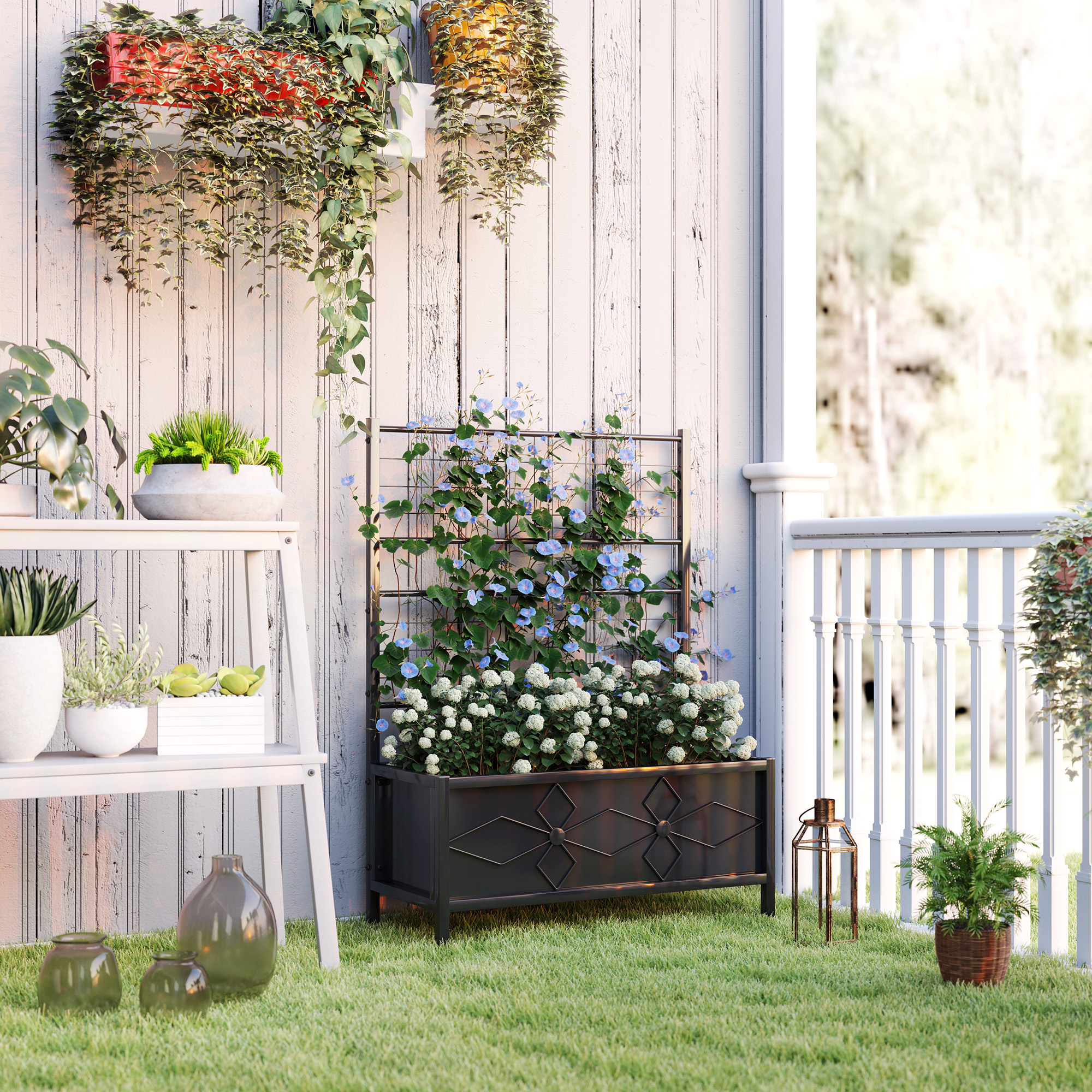 Portico esterno con piante. Fioriera con fiori rampicanti e piante su un traliccio. Muro di legno.