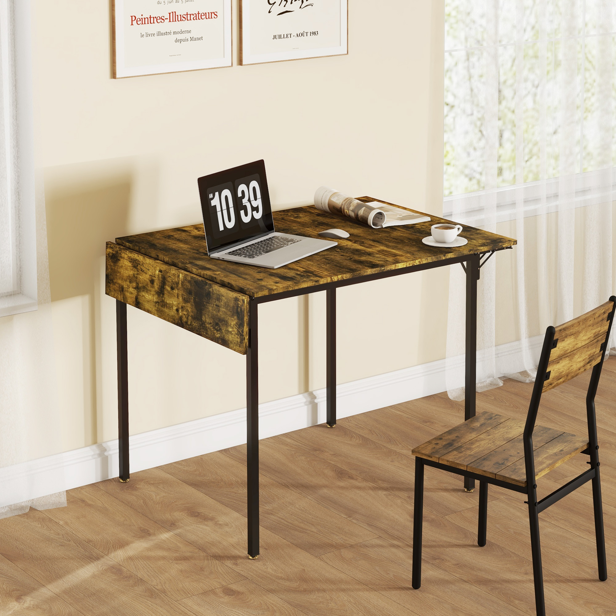 Tavolo in legno con un laptop e una tazza di caffè. Una sedia in legno è accanto.