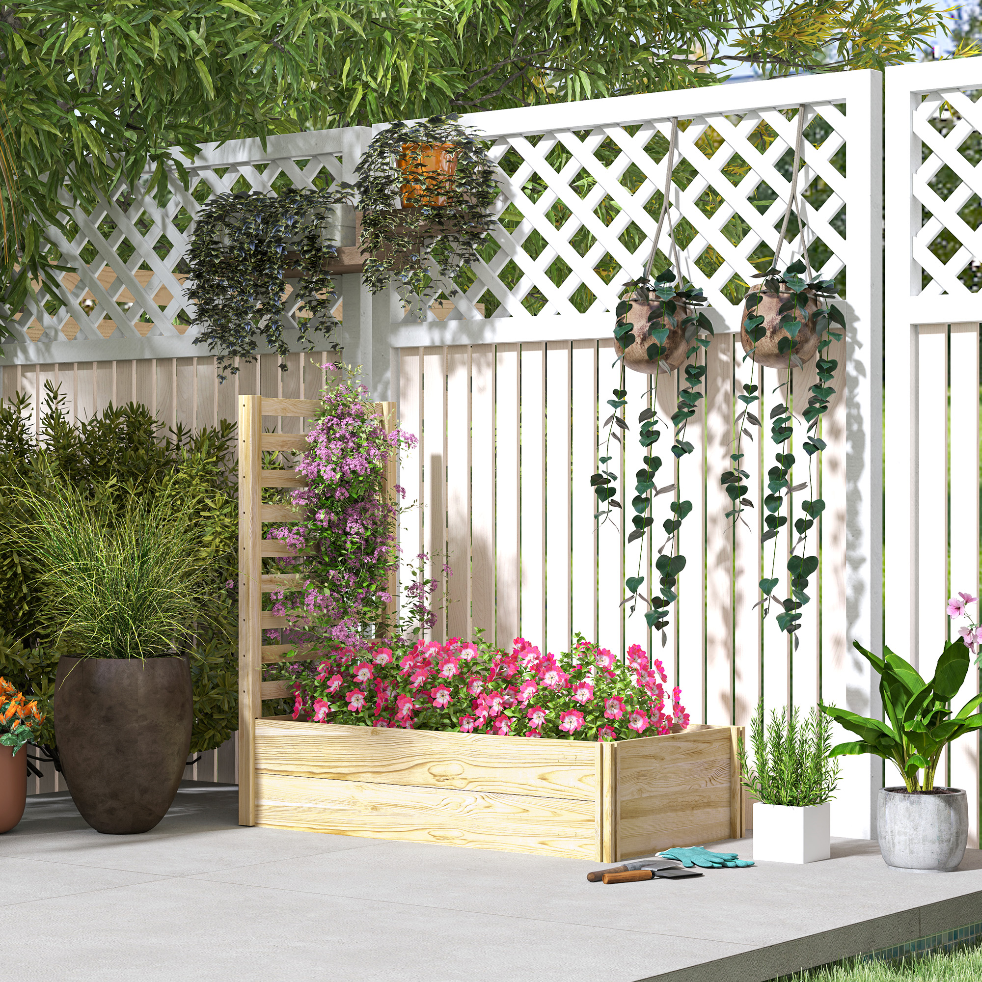 Aiuola in legno con fiori e piante sospese. Recinzione bianca e piante verdi sullo sfondo.