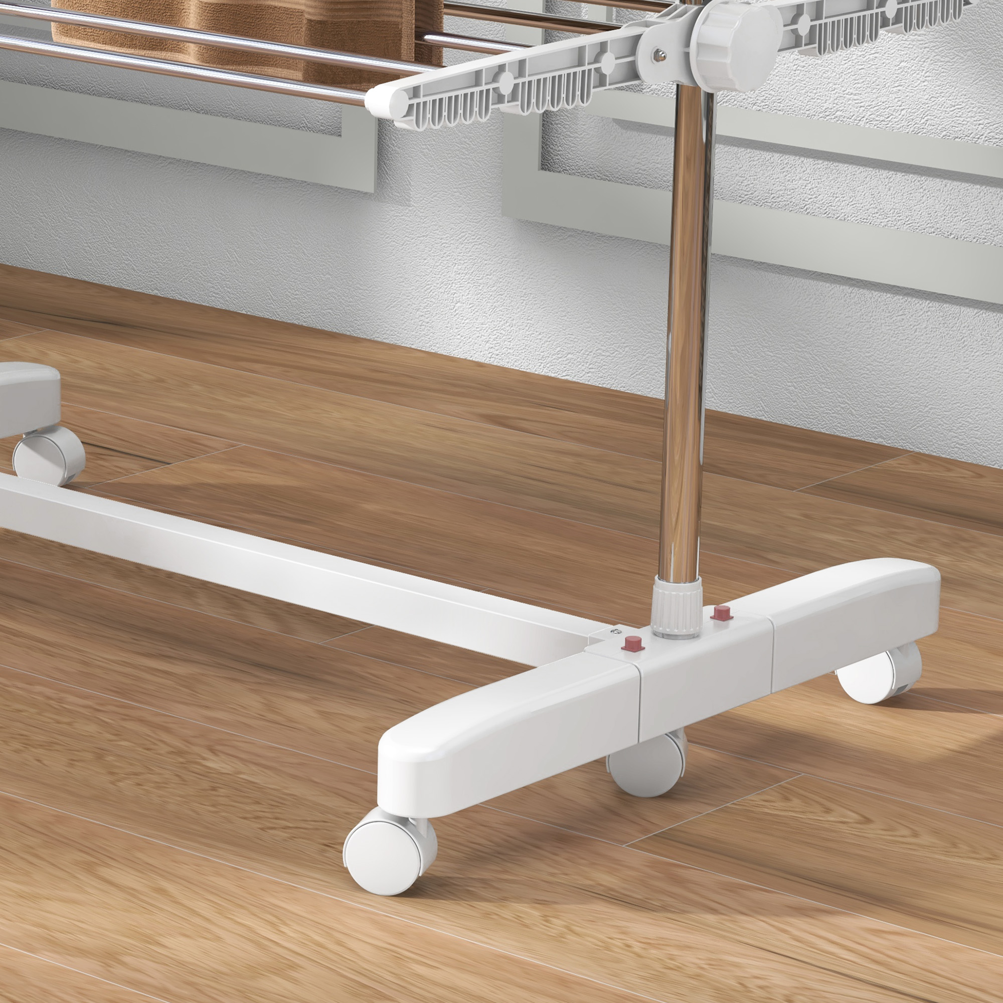 Stendibiancheria bianco con ruote. Palo e barre argentate. Pavimento in legno sullo sfondo. Parete bianca.
